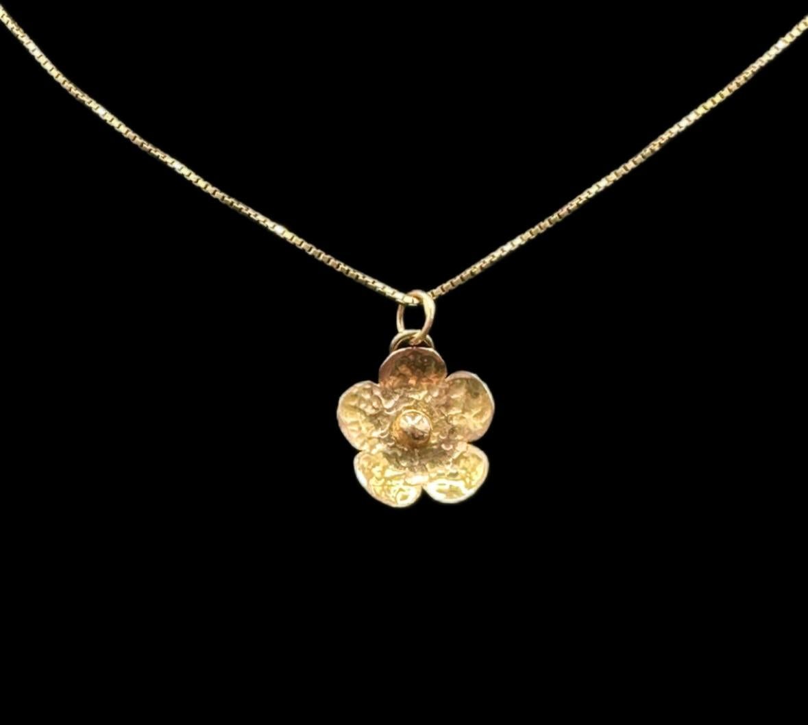 -Handmade Flower Pendant
-!8K  Rose Gold.
-Hammered texture.
-Stamped with the Nebu logo
-This flower can be made to order with your choice of stone (Price  vary for different stones )
-Chain not included

Discover the exquisite elegance of our 18K