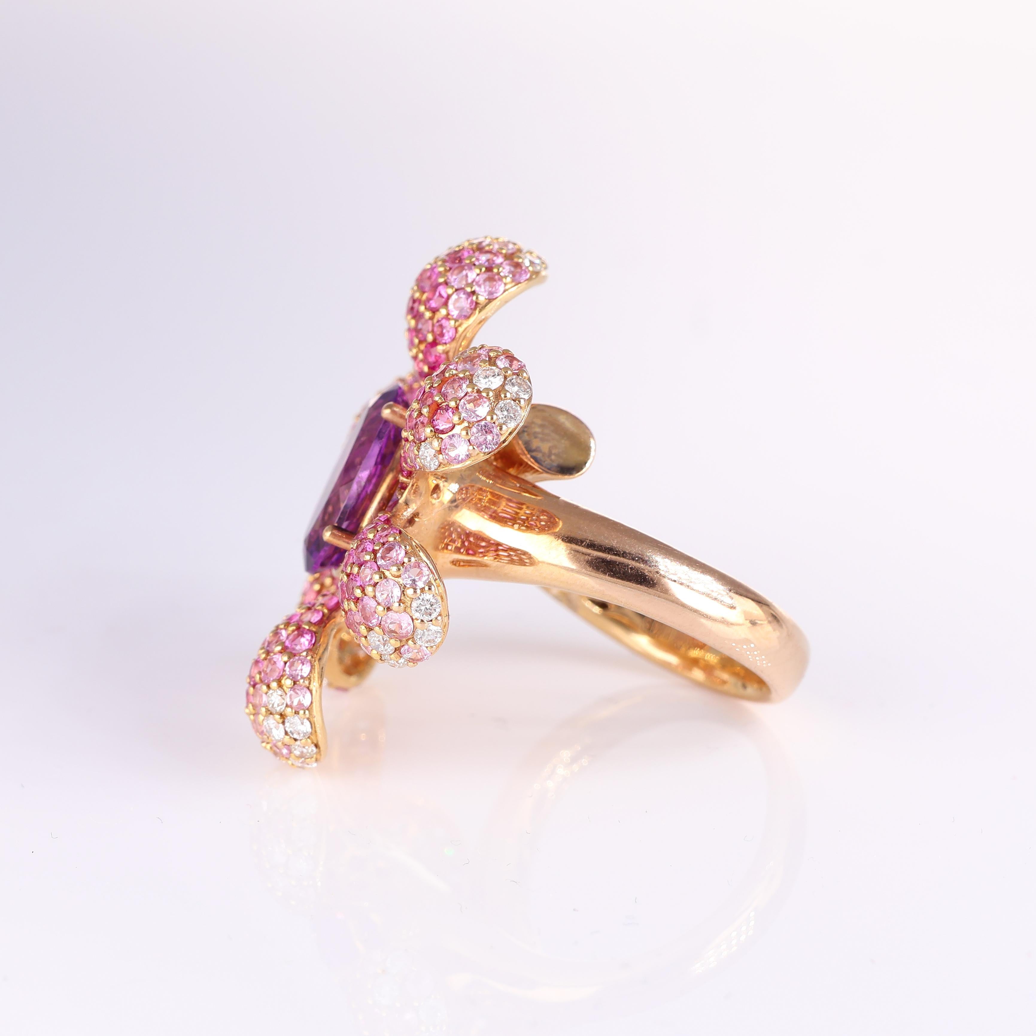 Rose Gold Flower Ring with Pink Sapphires, Amethyst, and Diamonds In New Condition For Sale In Bergamo, BG