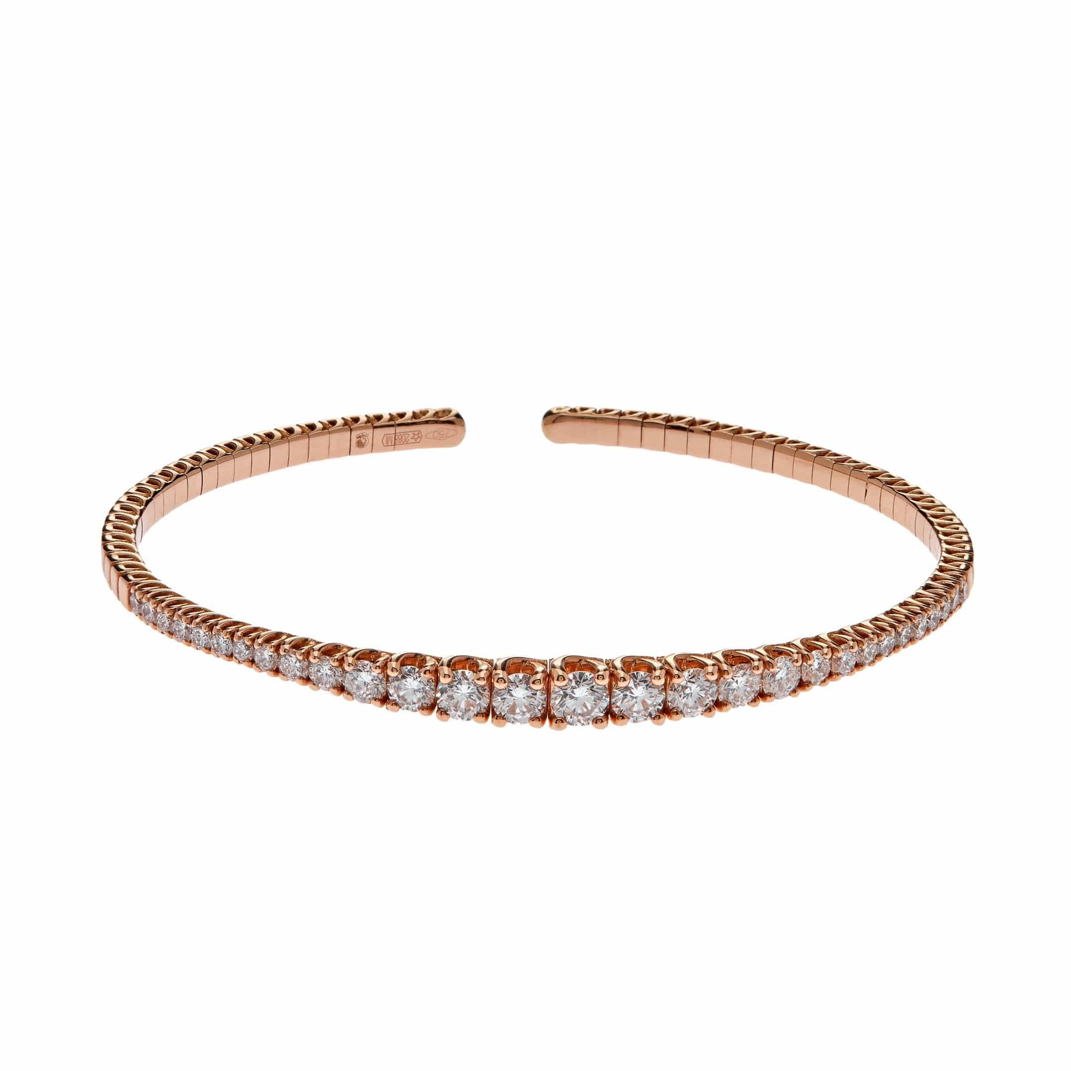 Un bracelet élégant pour toutes les occasions, ce bracelet élégant est incrusté de diamants ronds gradués entourant son cadre. Associez-les à des boucles d'oreilles en diamant pour compléter le look. 

Détails
Or rose 18K, 10.38 Grammes
2,24 carats