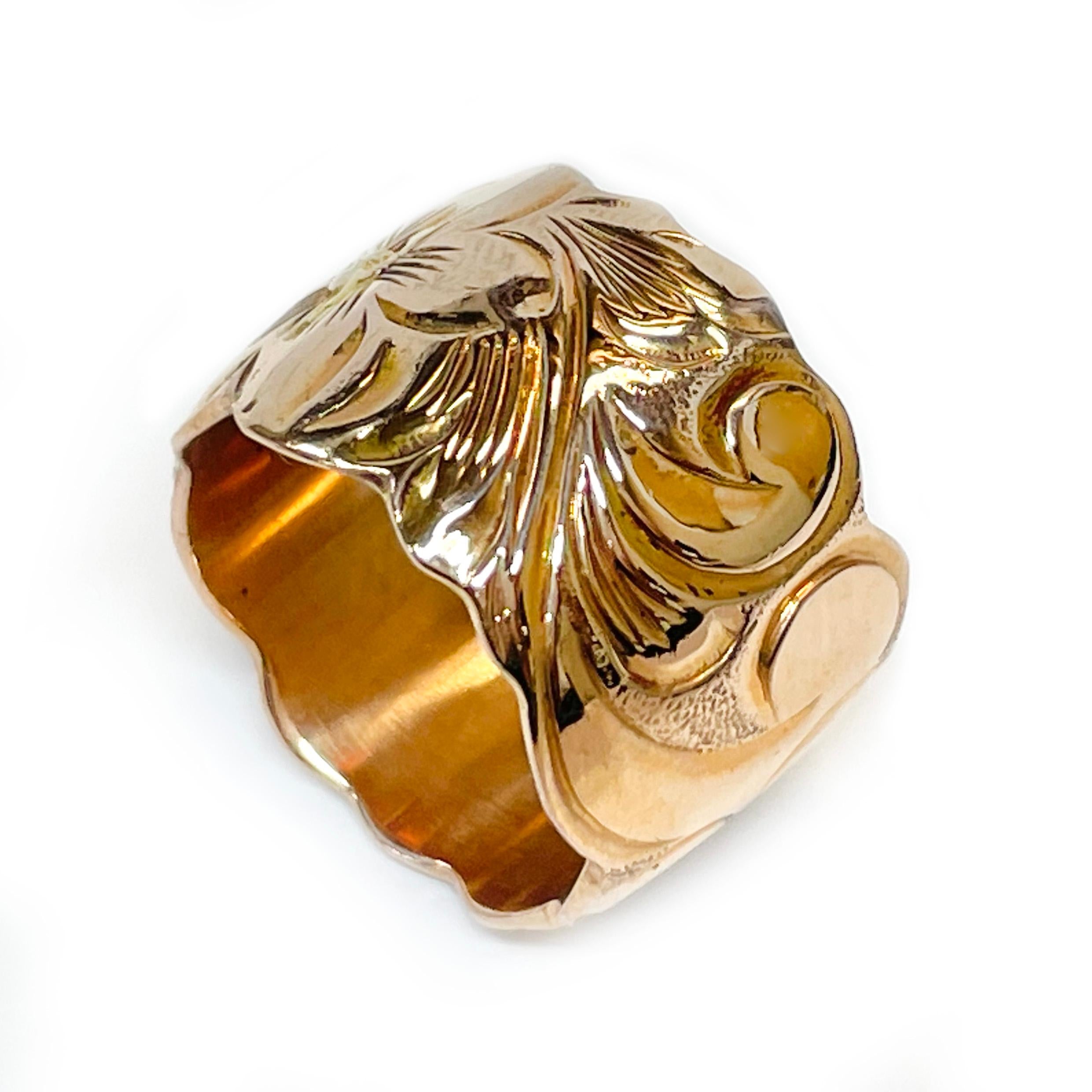 14 Karat Rose Gold Hawaiian Floral Ring. Der hawaiianische Ring zeigt zwei handgravierte fünfblättrige Plumeria-Blüten mit Blättern. Der Ring hat innen und außen eine glatte, glänzende Oberfläche. Auf der Innenseite des Bandes ist 14K eingestanzt.