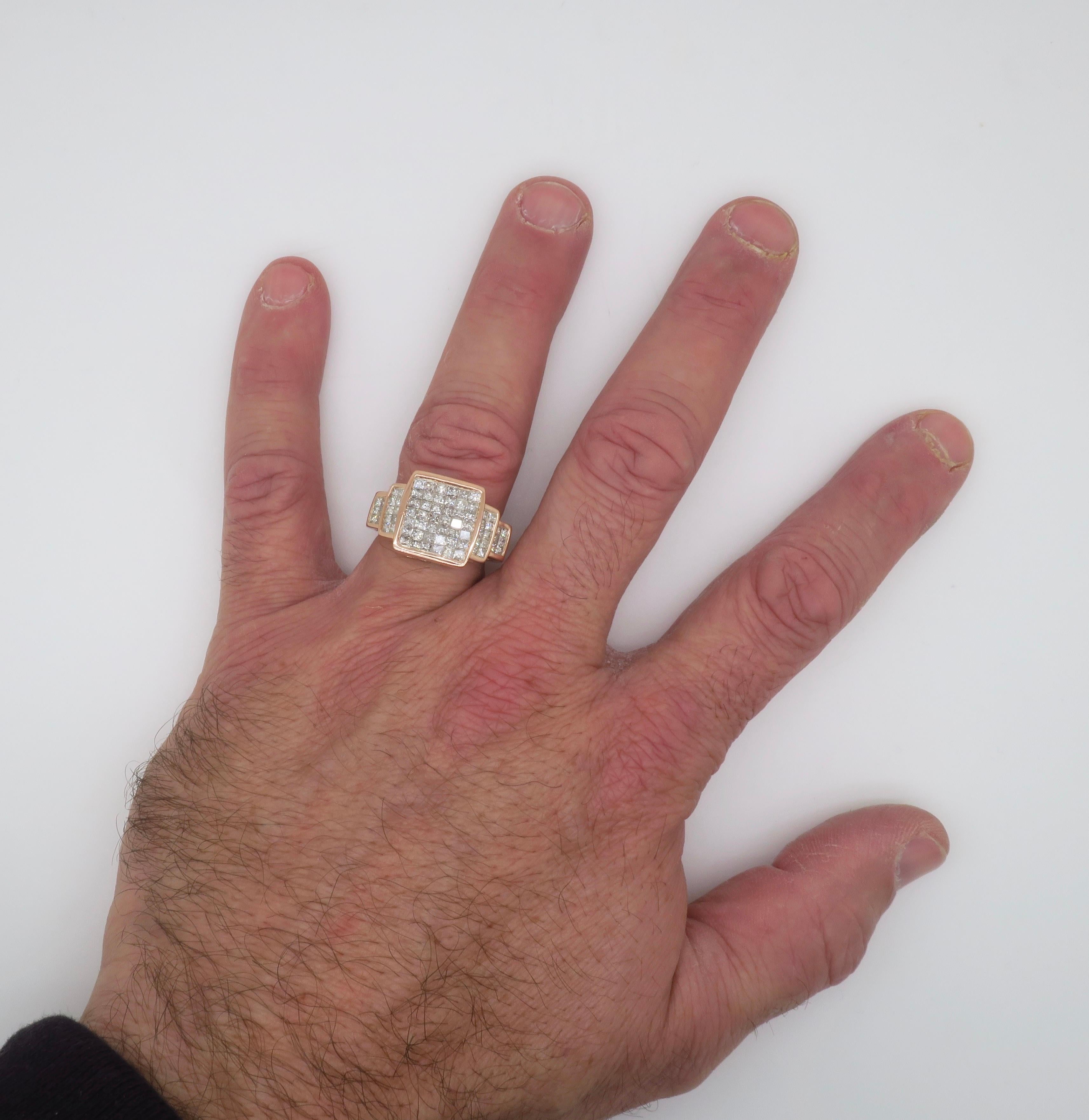 Bague pour homme en or rose sertie d'un diamant de taille princesse. 

Poids en carats du diamant : 3.76CTW
Taille du diamant : Taille princesse
Couleur : I+I
Clarté : VS1-SI2
Métal : or rose 14k  
Poids : 11,1 grammes
Taille de l'anneau : 9.25 -