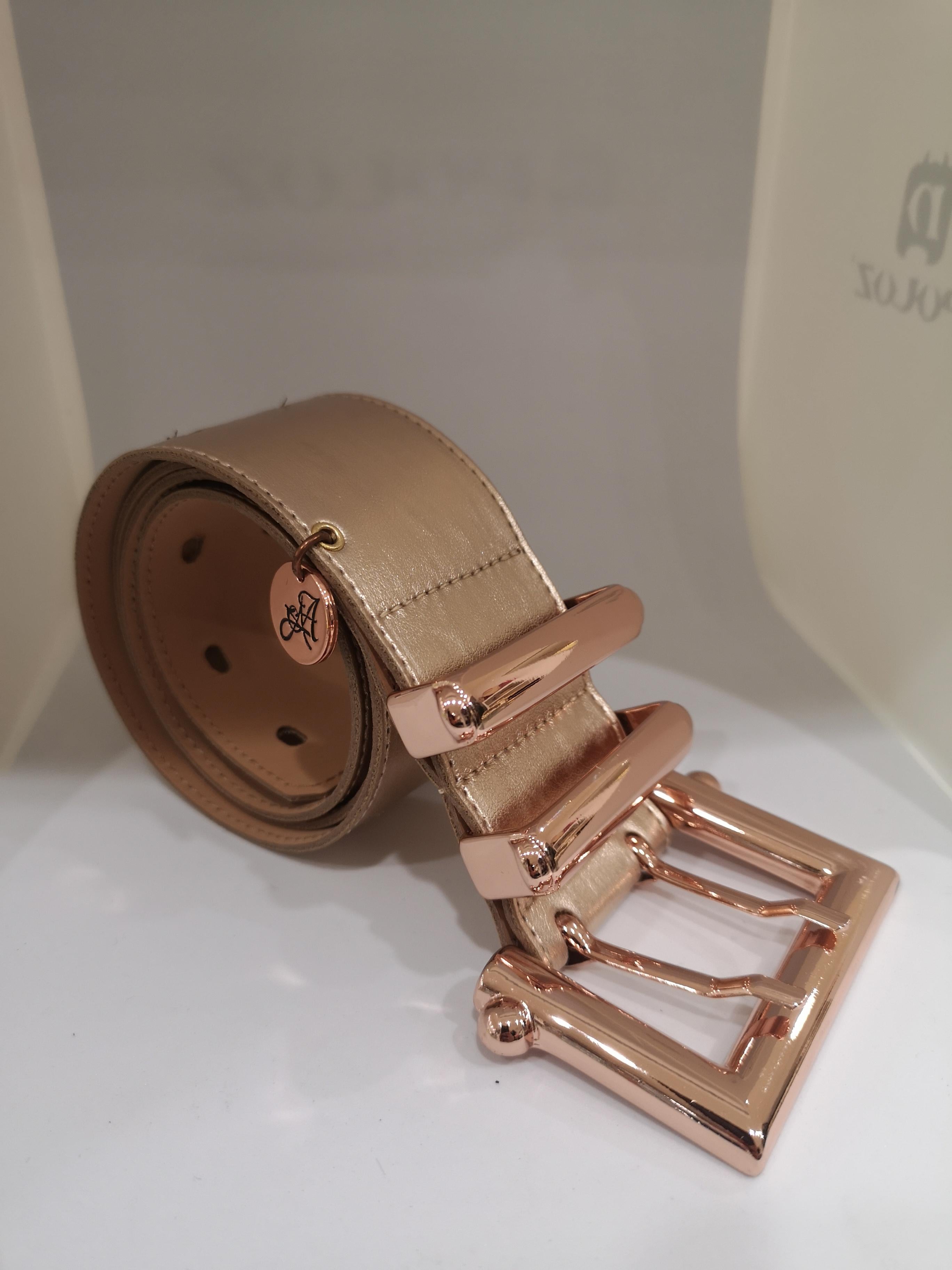 Rose gold leather belt
totally handmade in italy
total lenght 95 cm + 5 cm buckle