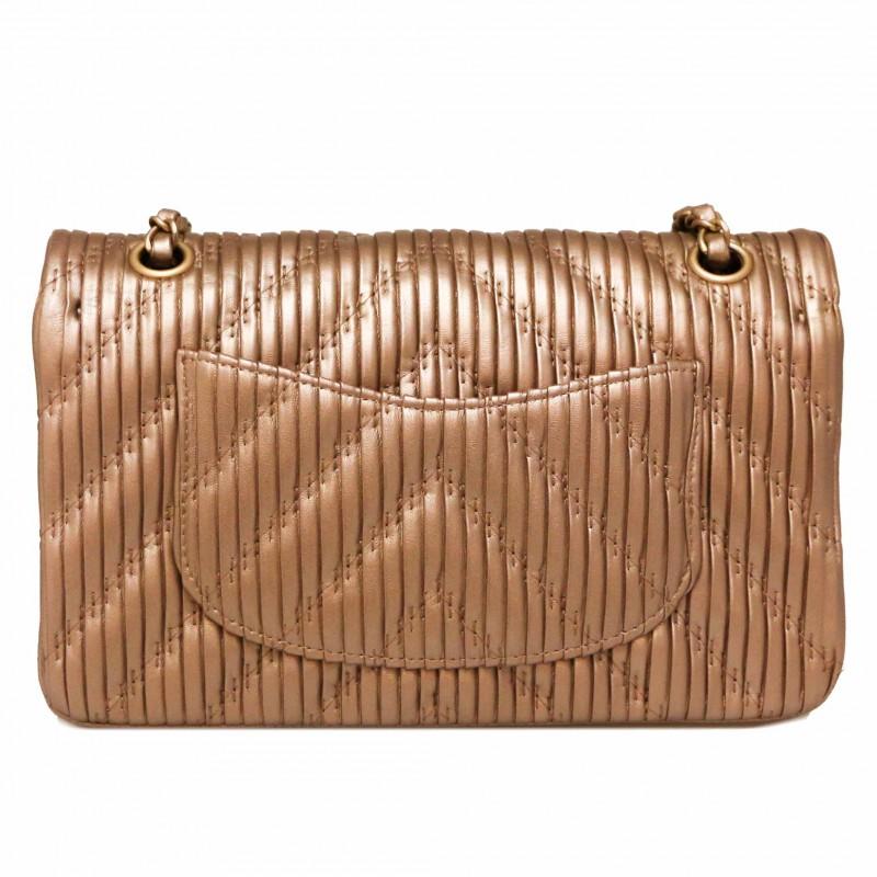 Rare rose gold chevron Chanel bag, delivered in its original Chanel dustbag

Condition: very good
Made in France
Collection : Timeless medium
Material : lamb leather
Color : rose gold
Dimensions : 25.5 x 16 x 6,5 cm
Shoulder strap : single 90 cm,