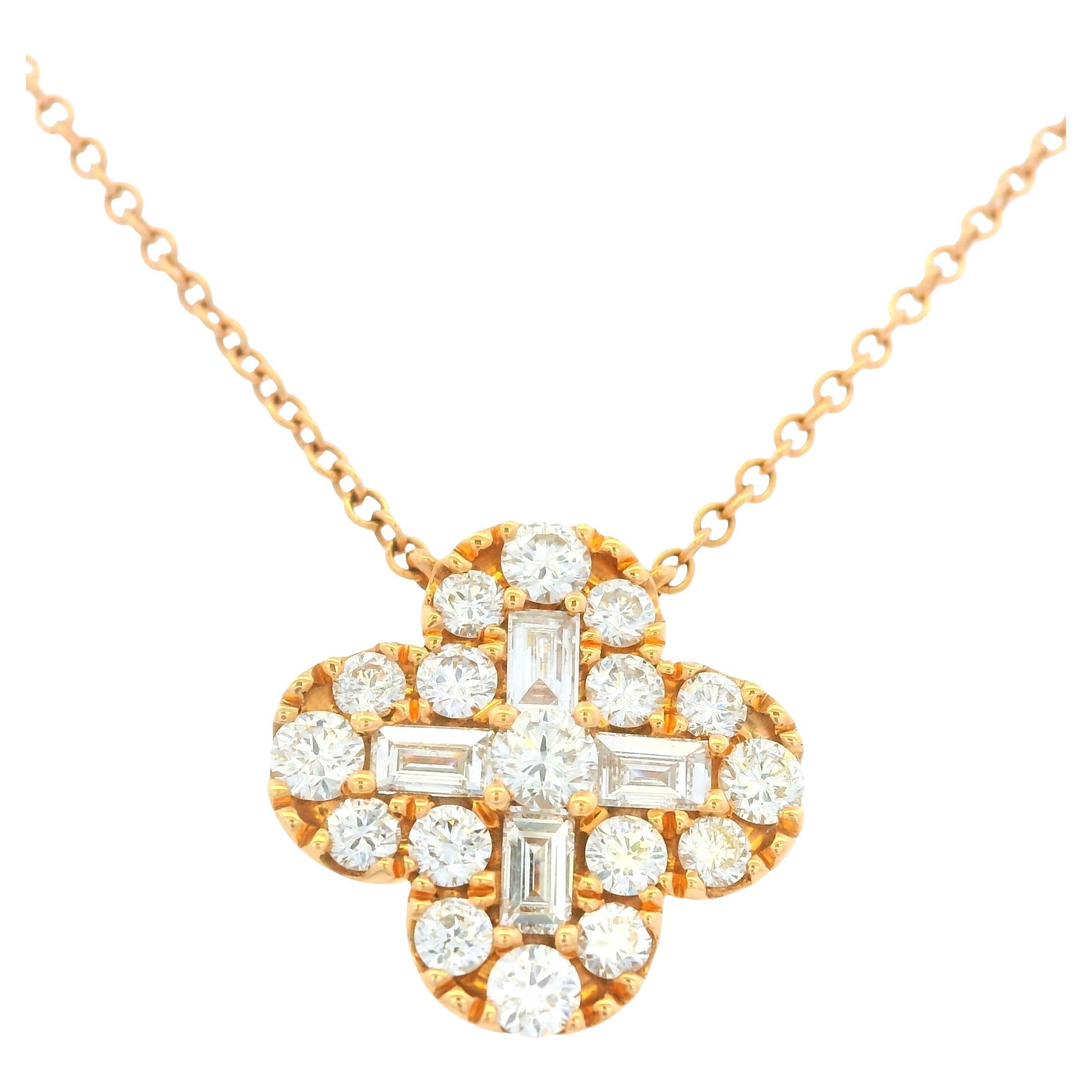 Collana con ciondolo a forma di trifoglio in oro rosa e diamanti naturali da 18 carati In magazzino