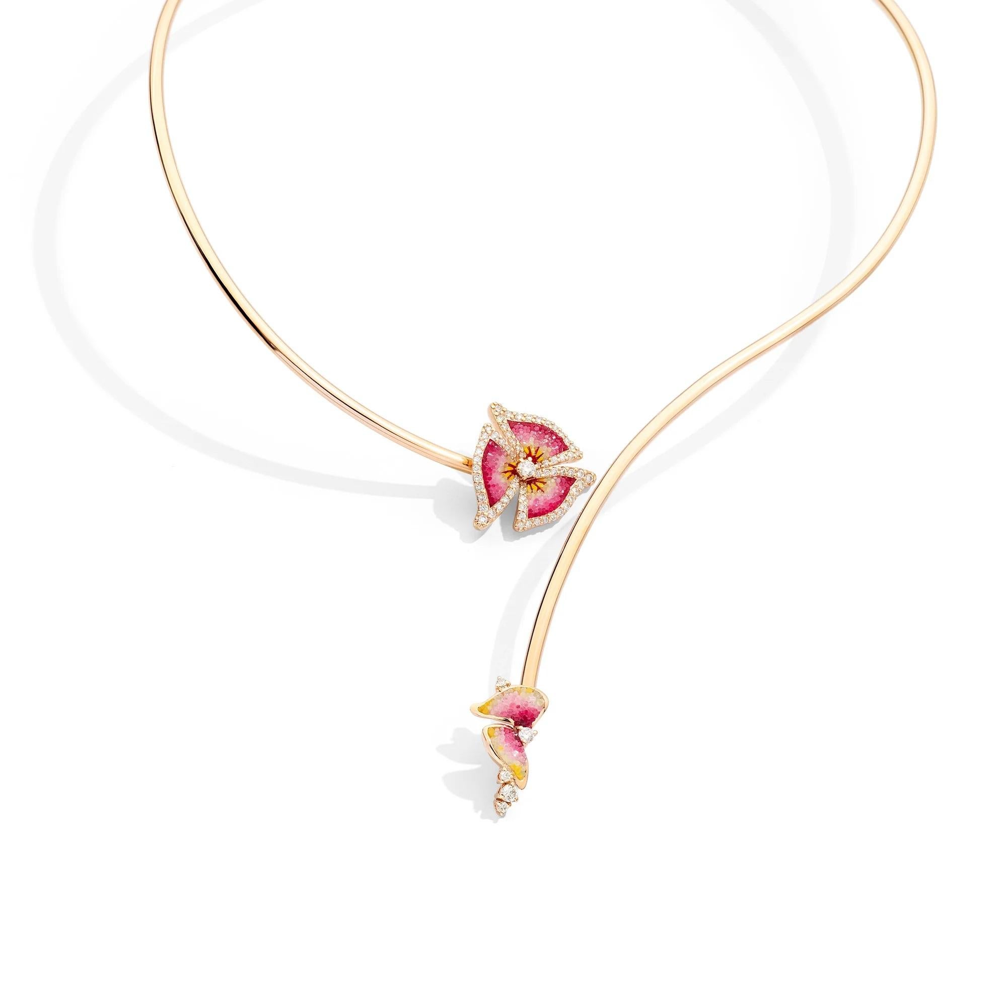 Ti presentiamo la collana Trinity Daylight, una testimonianza dell'eleganza senza tempo e del fascino ipnotico di una calda alba. 
Realizzata in oro, la collana si drappeggia delicatamente intorno al collo e conduce l'occhio a un'esplosione