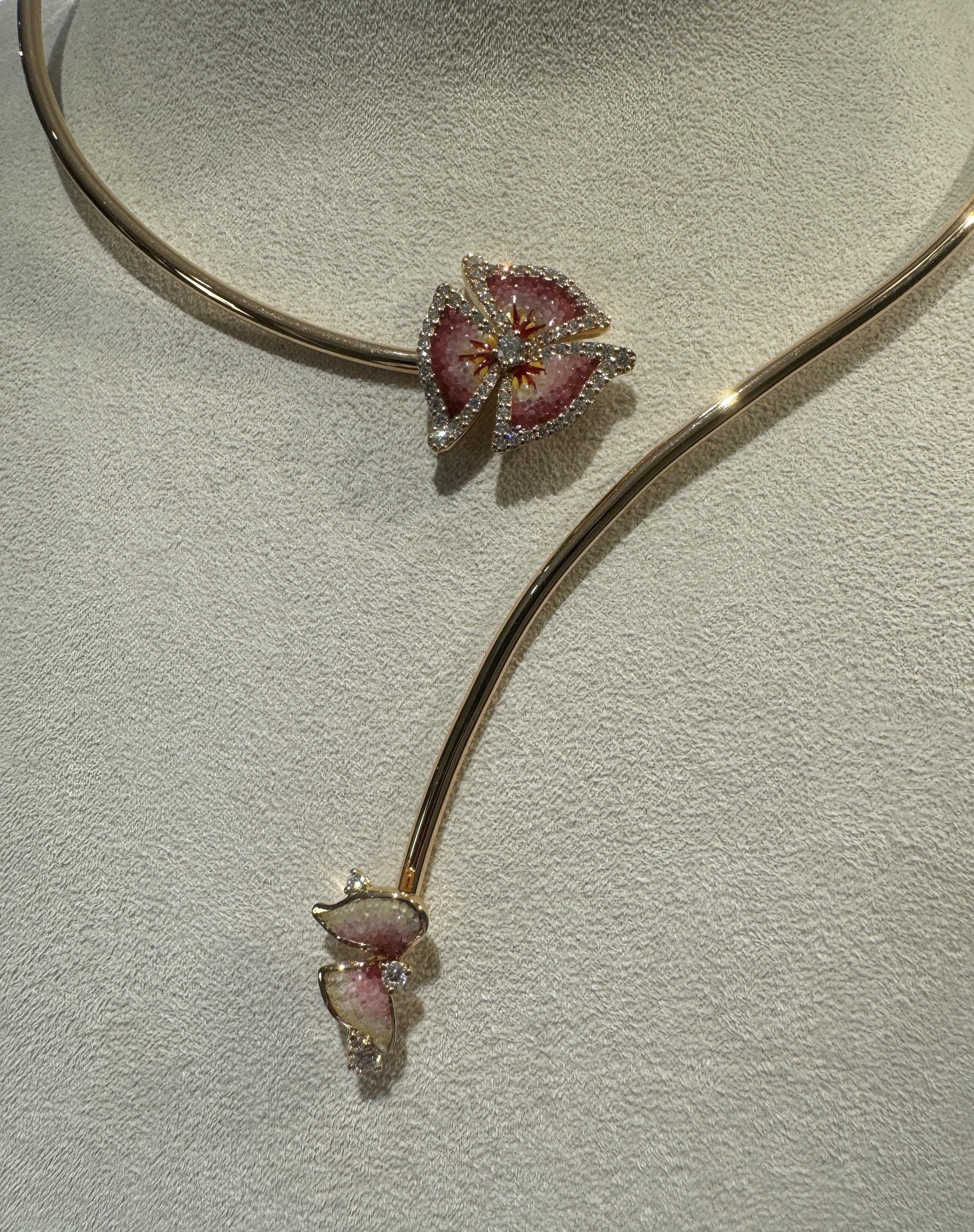 Moderno Collana in oro rosa decorata a mano con micromosaico e diamanti bianchi in vendita