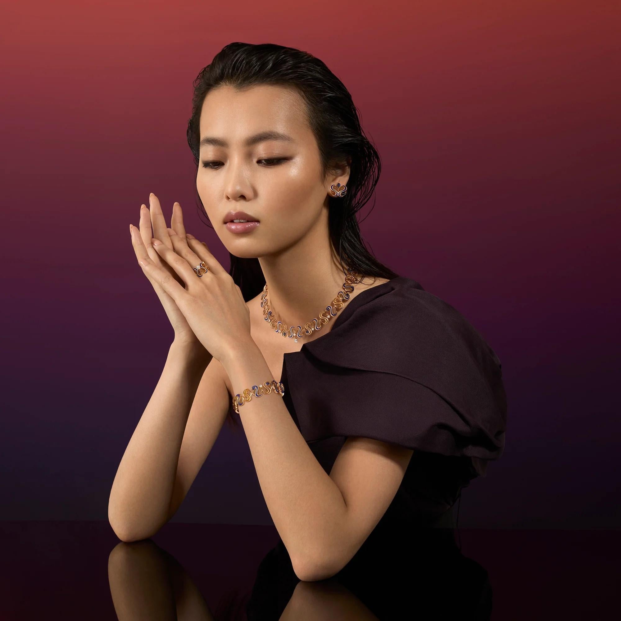 Le collier Icon Armonica est un mélange harmonieux d'élégance et d'innovation. 
Réalisées en or rose chaud, ses formes fluides en 