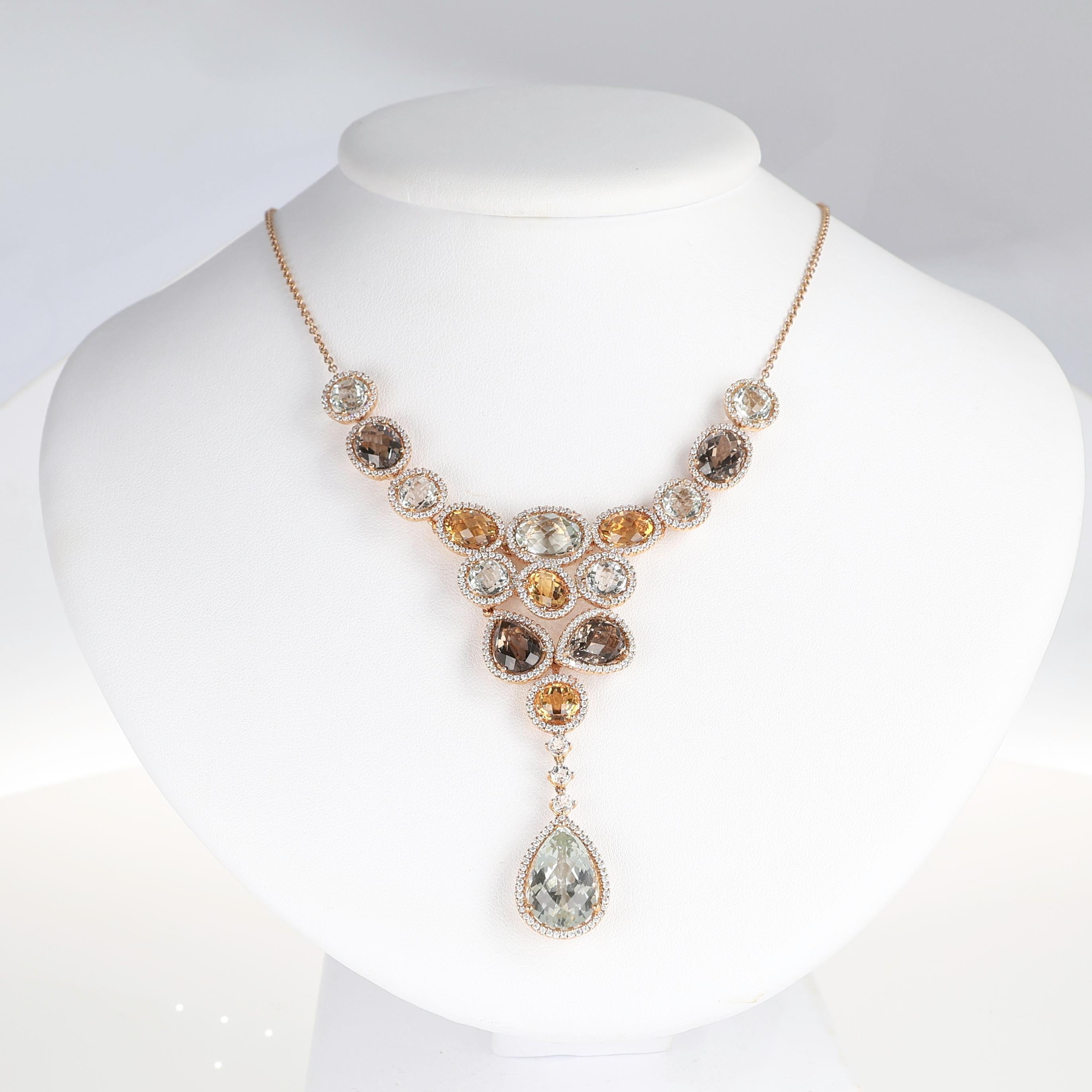 Ein raffiniertes und leuchtendes Collier aus 18 Karat Roségold mit einer eleganten Komposition aus facettierten Farbedelsteinen von insgesamt 14,78 Karat. Die warmen Farbtöne der Steine verschmelzen harmonisch miteinander und erzeugen Tiefe und