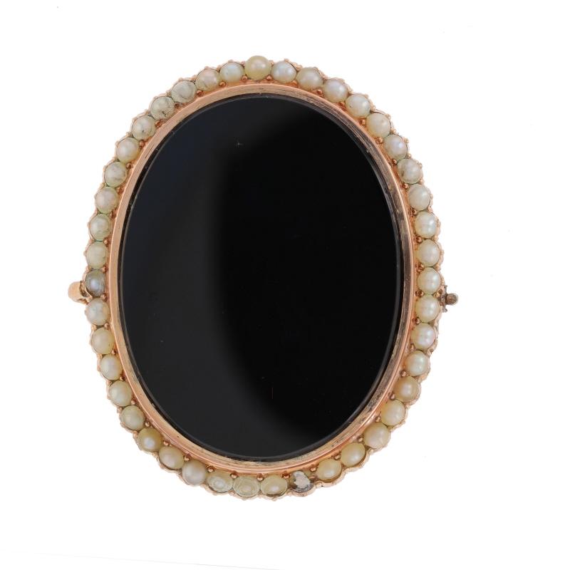 Design:  Lutto
Epoca: Vittoriano
Data: 1880 - 1890

Contenuto del metallo: Oro rosa 14k

Informazioni su A. Stone
Onice naturale
Colore: nero

Perle coltivate
Colore: crema

Stile: Spilla/pendente convertibile
Tipo di chiusura: A.I.C. con chiusura a