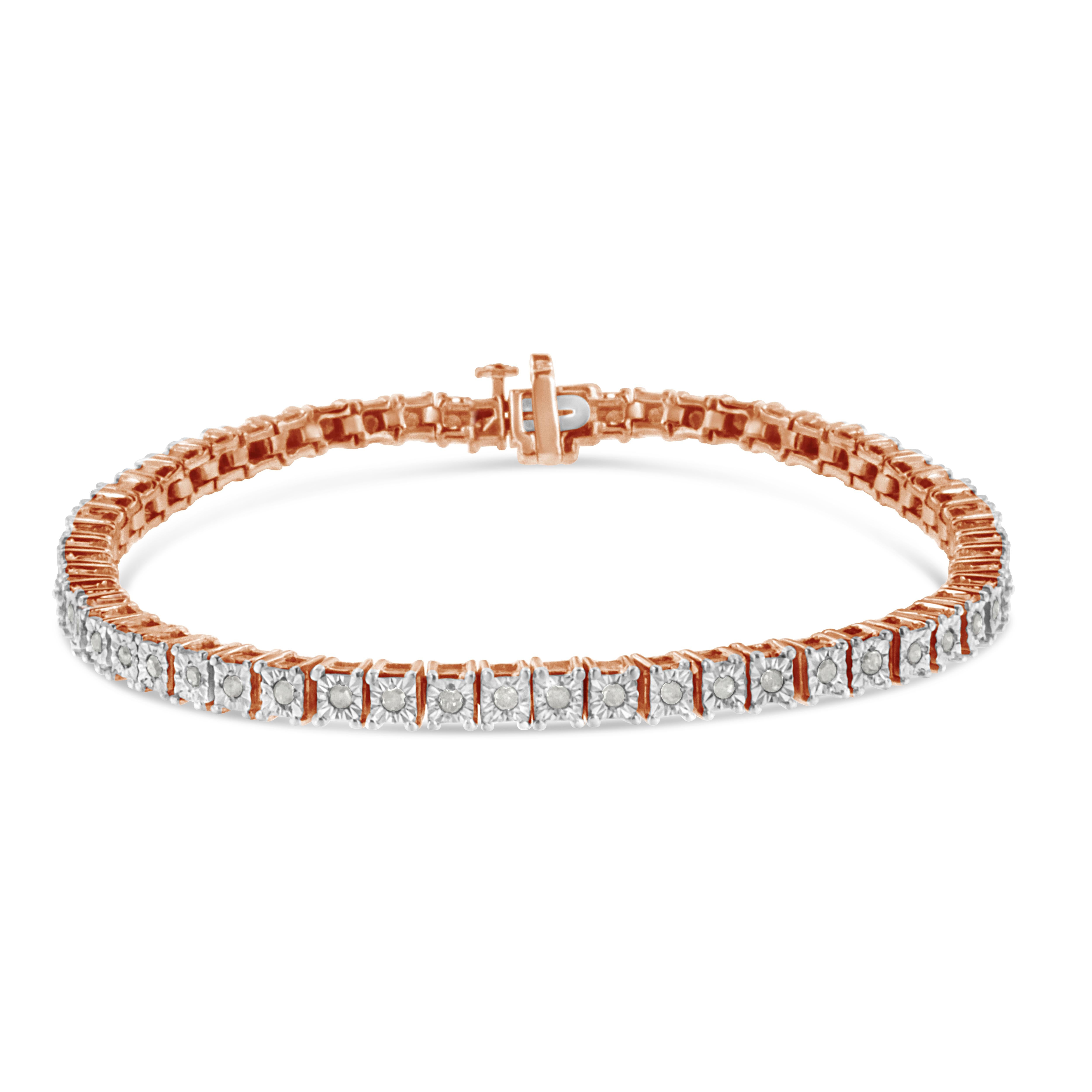 Ce bracelet de tennis féminin et glamour est composé des plus beaux diamants taillés en rose et aux multiples facettes, rappelant le style des bijoux Art Deco de l'époque. Les maillons carrés en argent sterling véritable et massif .925 ont un aspect