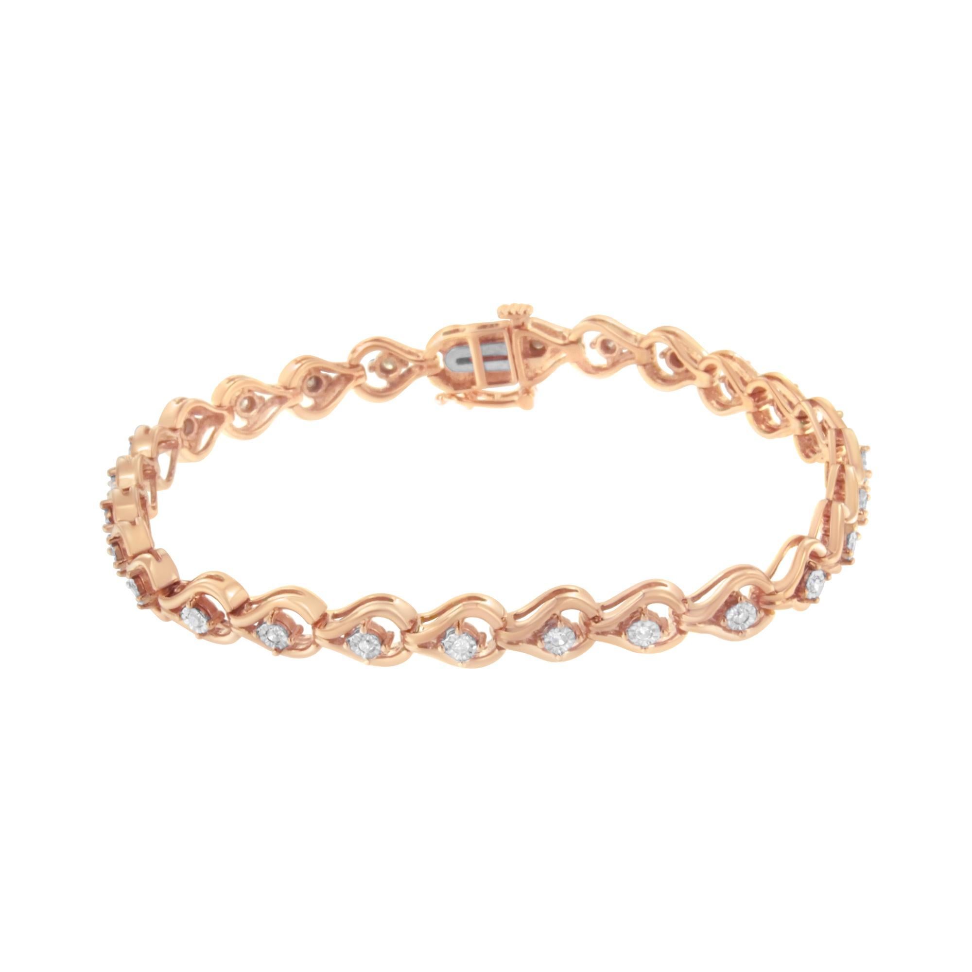Elegante e senza tempo, questo splendido bracciale a maglie in argento sterling presenta diamanti rotondi di qualità promozionale per un peso totale di 0,29 carati nella nostra esclusiva incastonatura a piastra miracolosa, che centra ogni diamante