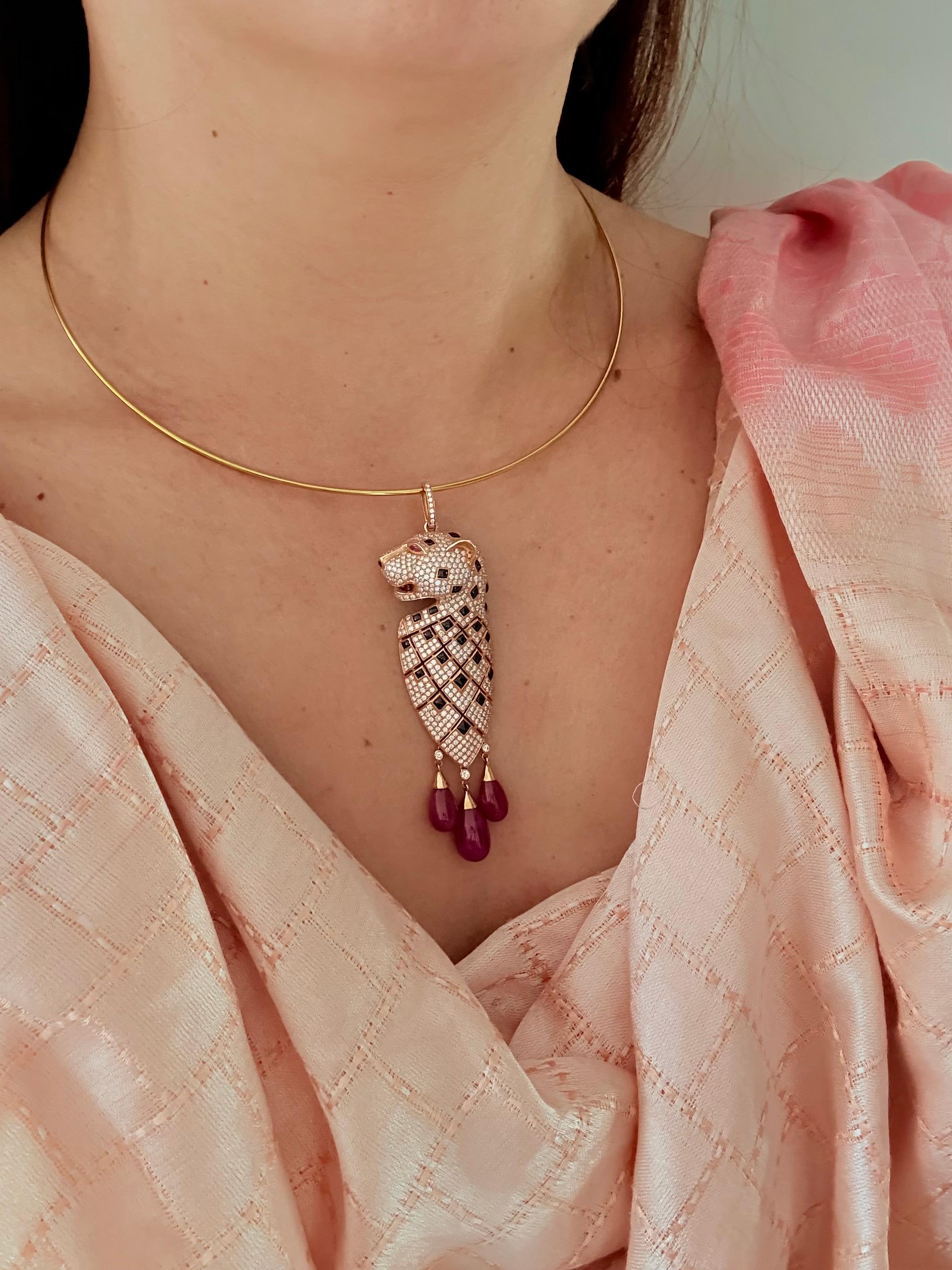 This extraordinary Panther Pendant in 18 karat rose gold is a remarkable example of high-end jewelry design, blending fierce elegance with exceptional italian craftsmanship. Embodying both power and refinement, the pendant is meticulously adorned