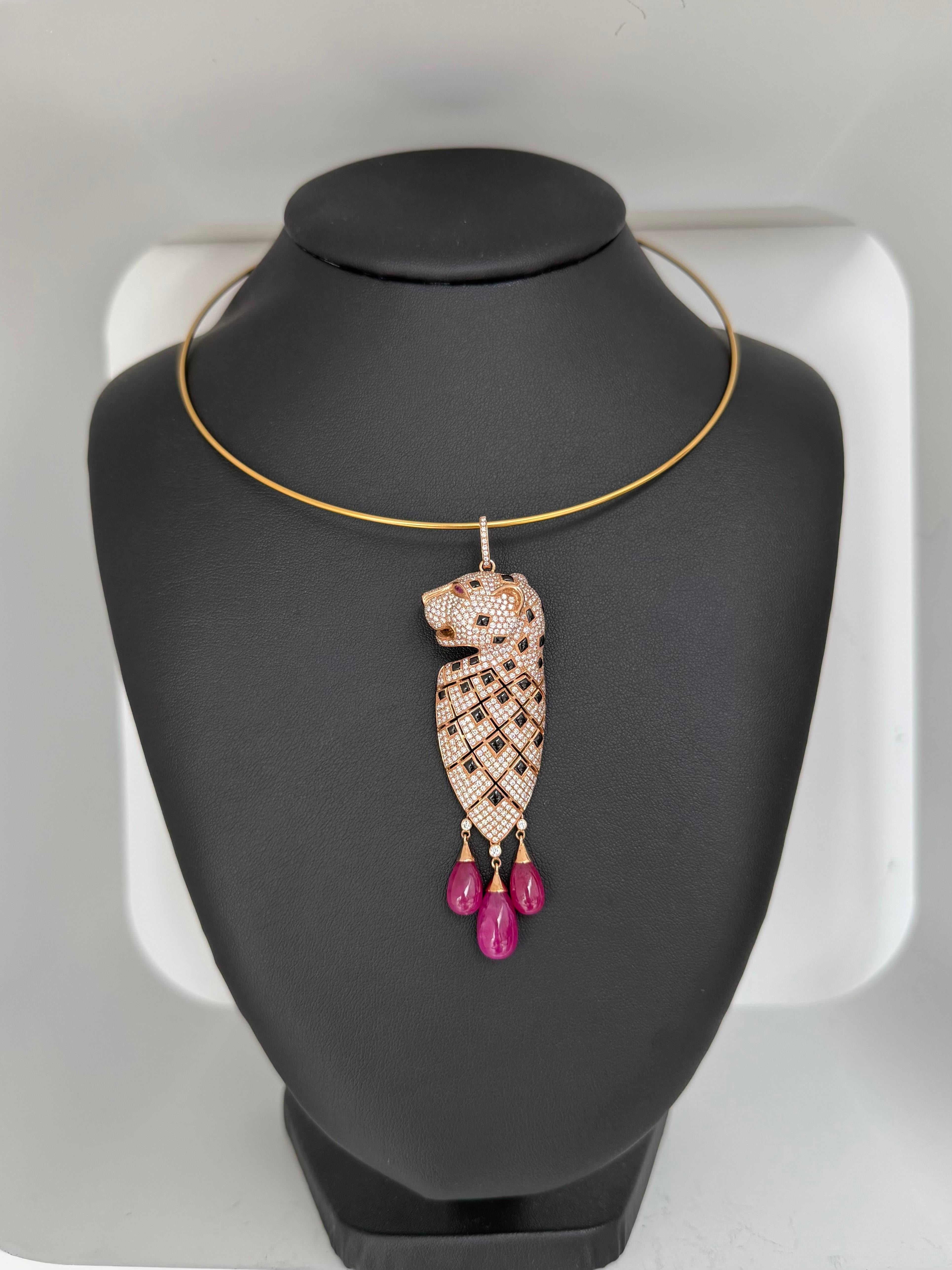 Rose Gold Panthere Pendant with Diamonds, Onyx and Rubies In Excellent Condition For Sale In Esch sur Alzette, Esch-sur-Alzette