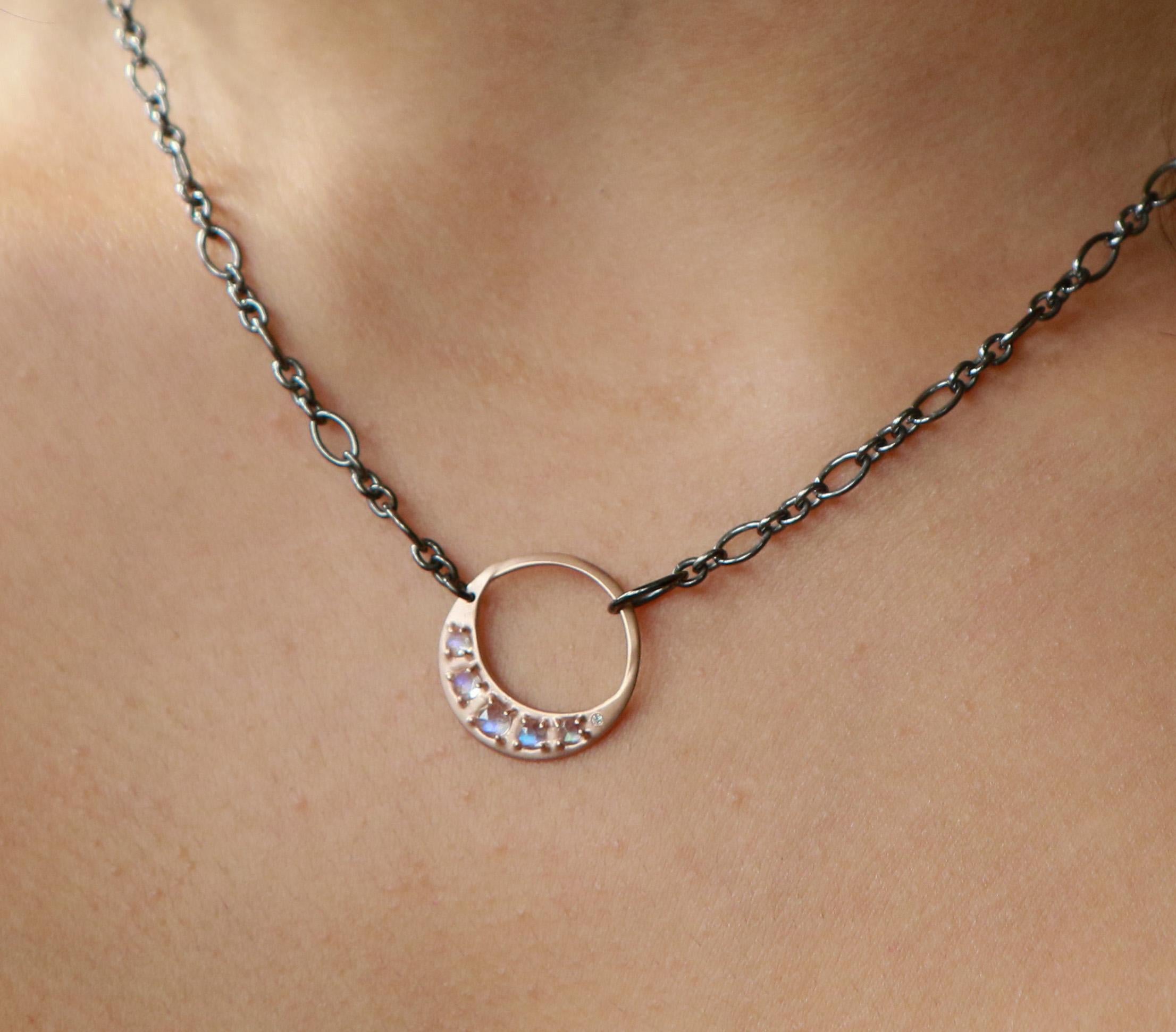 Collier pendentif en or rose avec pierre de lune bleue taille rose et diamants en vente 1