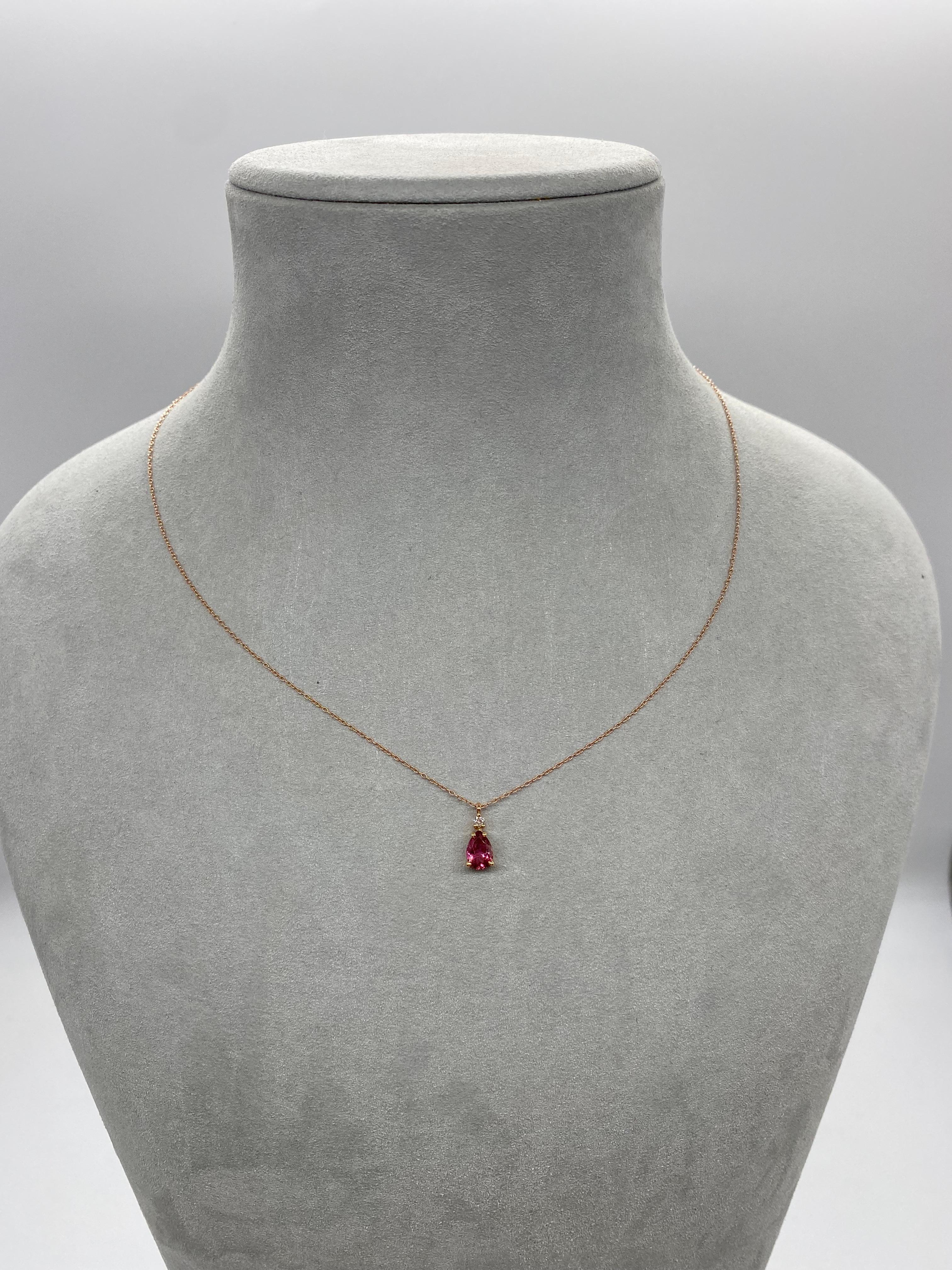 Discover our magnificent rose gold pendant necklace, featuring a tourmaline and a diamond from the French collection of Mesure et Art du Temps. This exquisite jewel combines elegance and discretion, while making a remarkable impression.

The