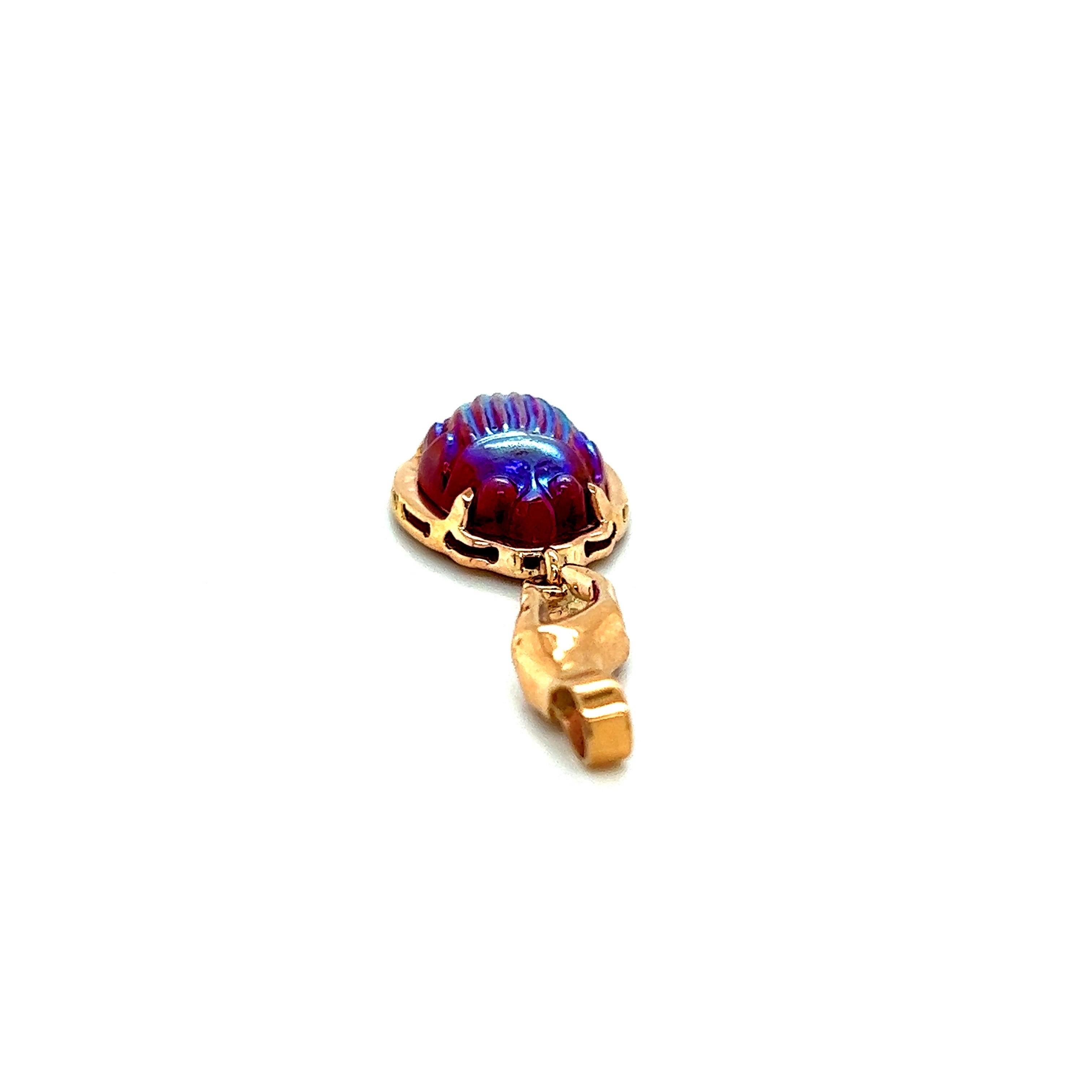 Pendentif en or rose avec un scarabée en verre Tiffany rouge irisé vintage piqué à la main en vente 1