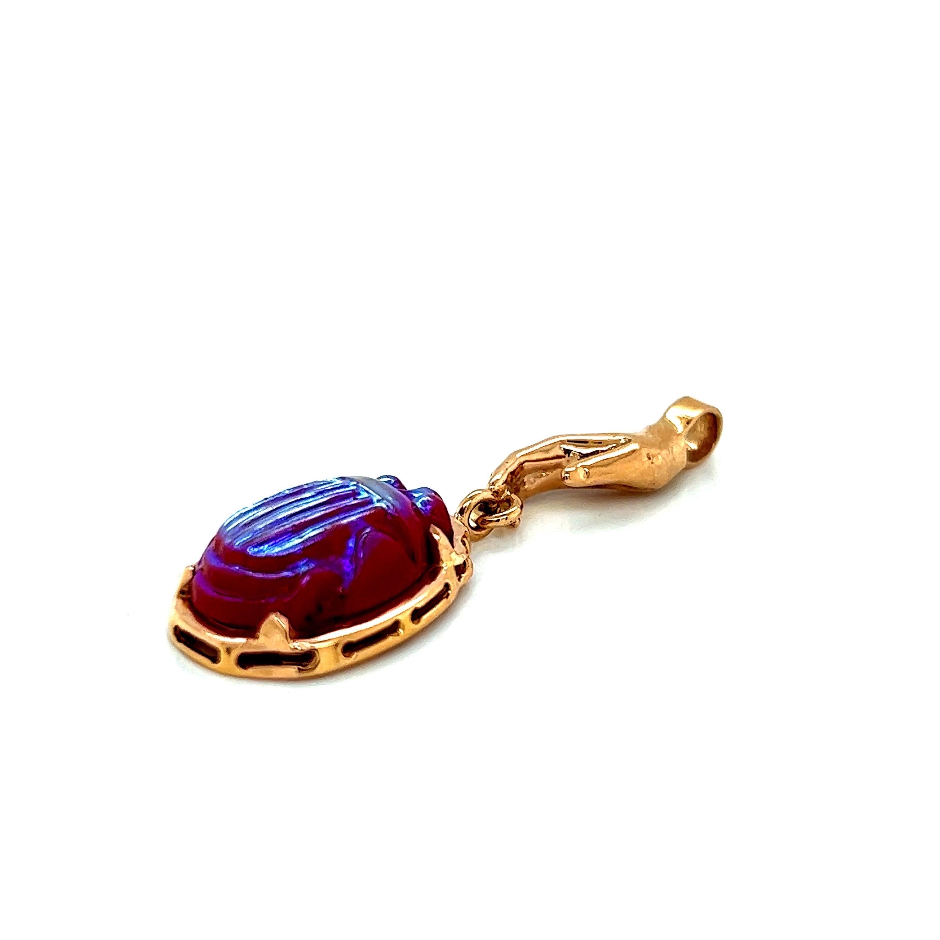 Pendentif en or rose avec un scarabée en verre Tiffany rouge irisé vintage piqué à la main en vente 2