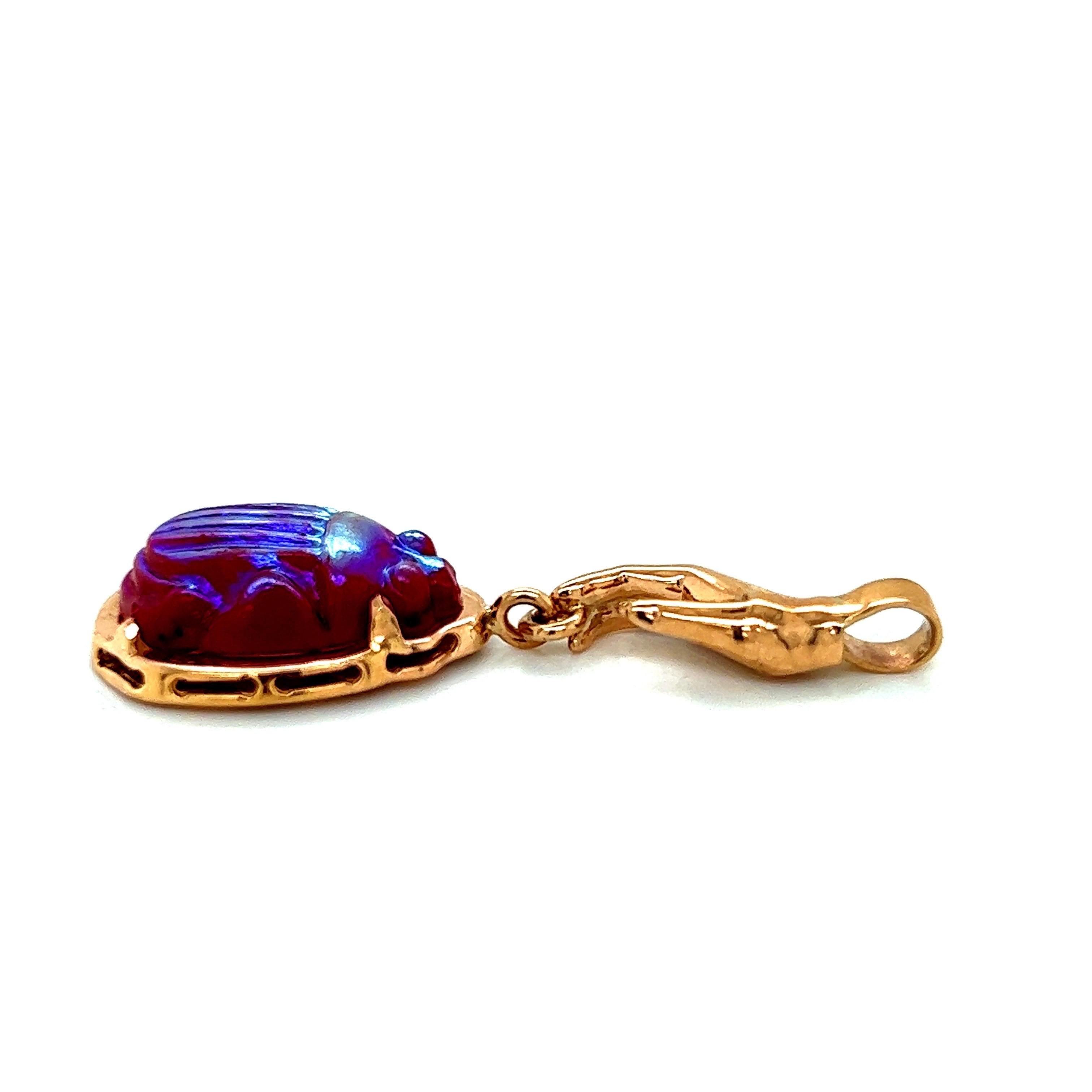Pendentif en or rose avec un scarabée en verre Tiffany rouge irisé vintage piqué à la main en vente 3