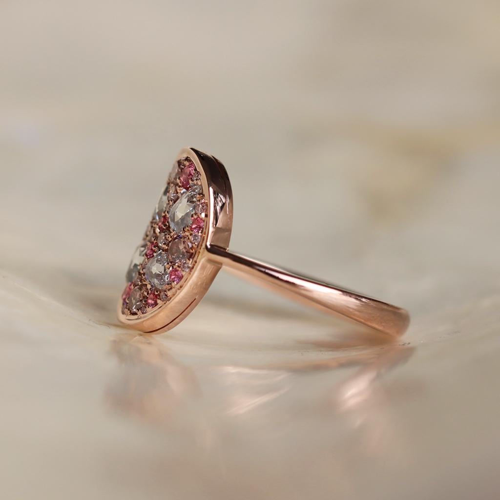 Bague en or rose avec diamant rose taille rose et spinelle rose intense pavé de diamants en vente 4