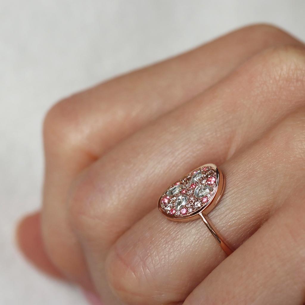 Bague en or rose avec diamant rose taille rose et spinelle rose intense pavé de diamants en vente 10