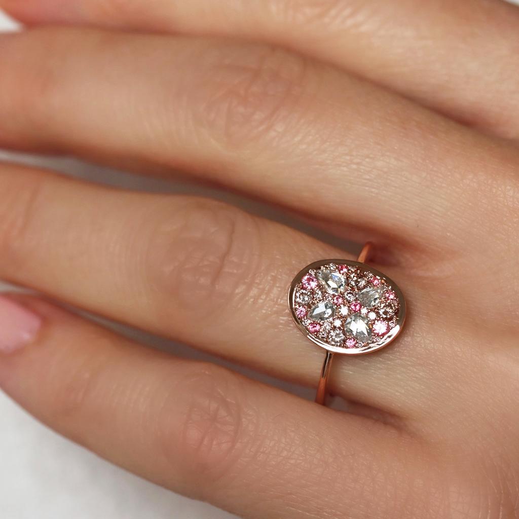 Bague en or rose avec diamant rose taille rose et spinelle rose intense pavé de diamants en vente 12