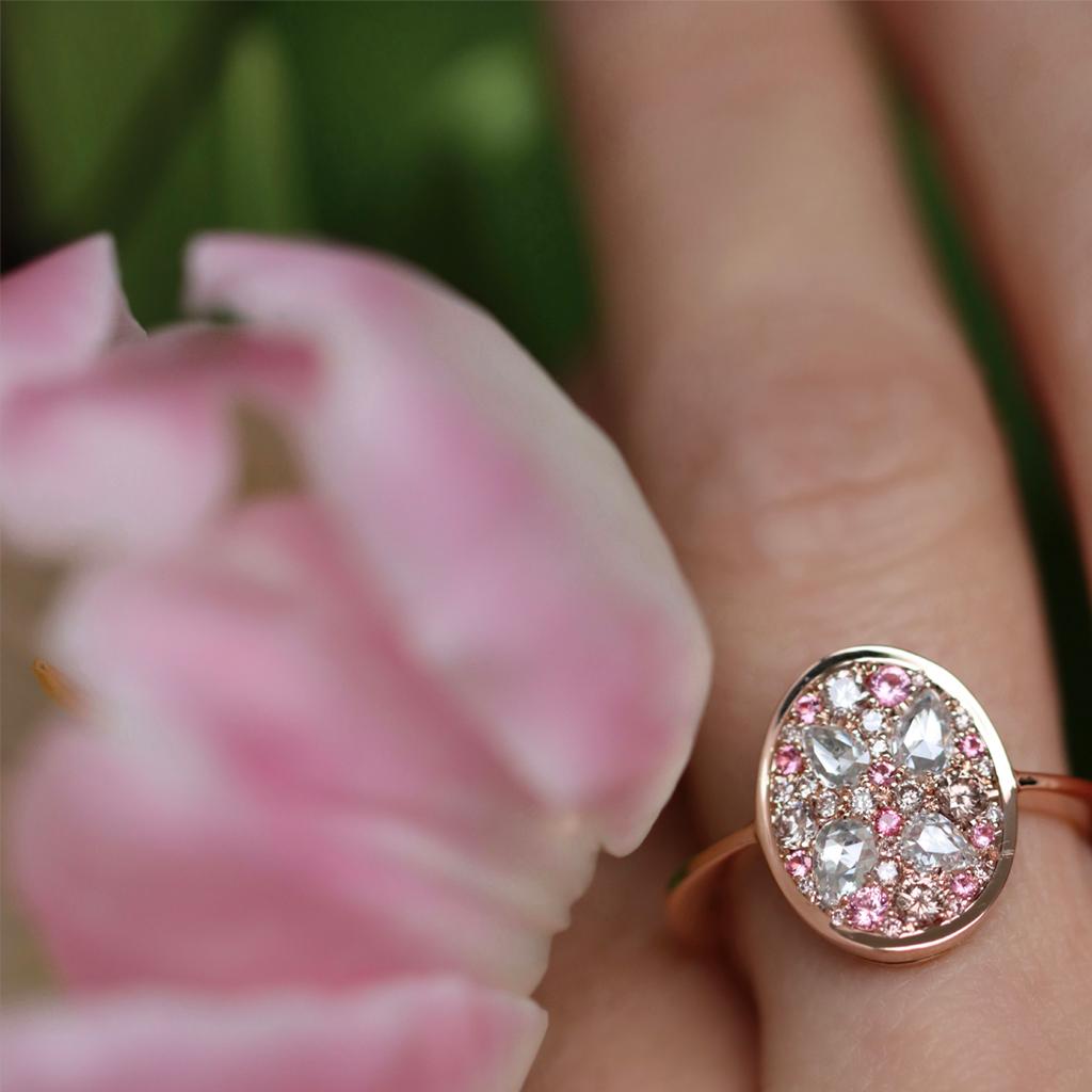 Bague en or rose avec diamant rose taille rose et spinelle rose intense pavé de diamants en vente 13