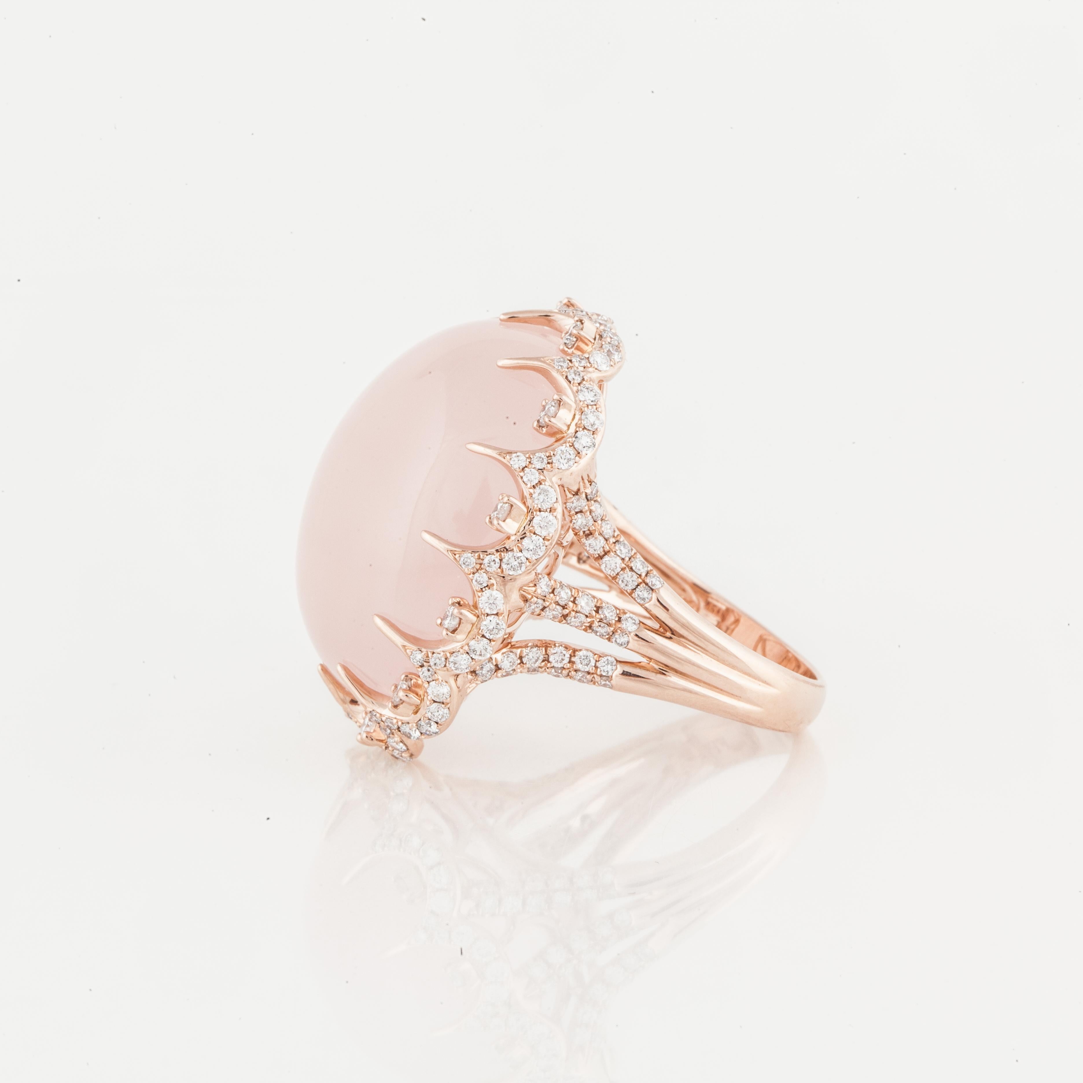 Ring aus 14 Karat Roségold mit Cabochon-Rosenquarz und Diamanten (Moderne) im Angebot