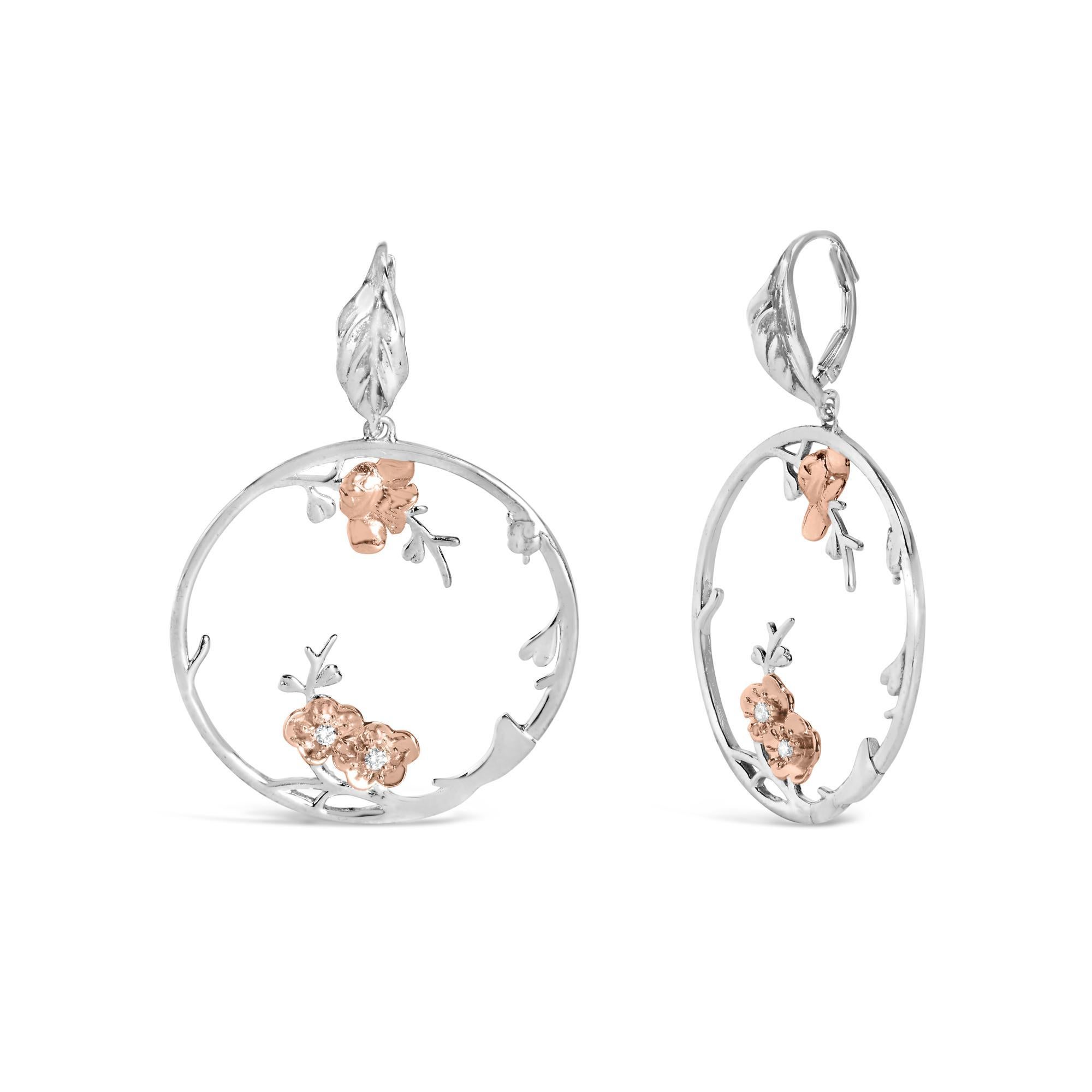 Concediti un'eleganza senza tempo con i nostri orecchini a cerchio floreali in argento 925 placcato oro rosa. Realizzati con diamanti naturali per un totale di 1/10 carati, questi orecchini vantano un incantevole colore I-J e un'abbagliante purezza