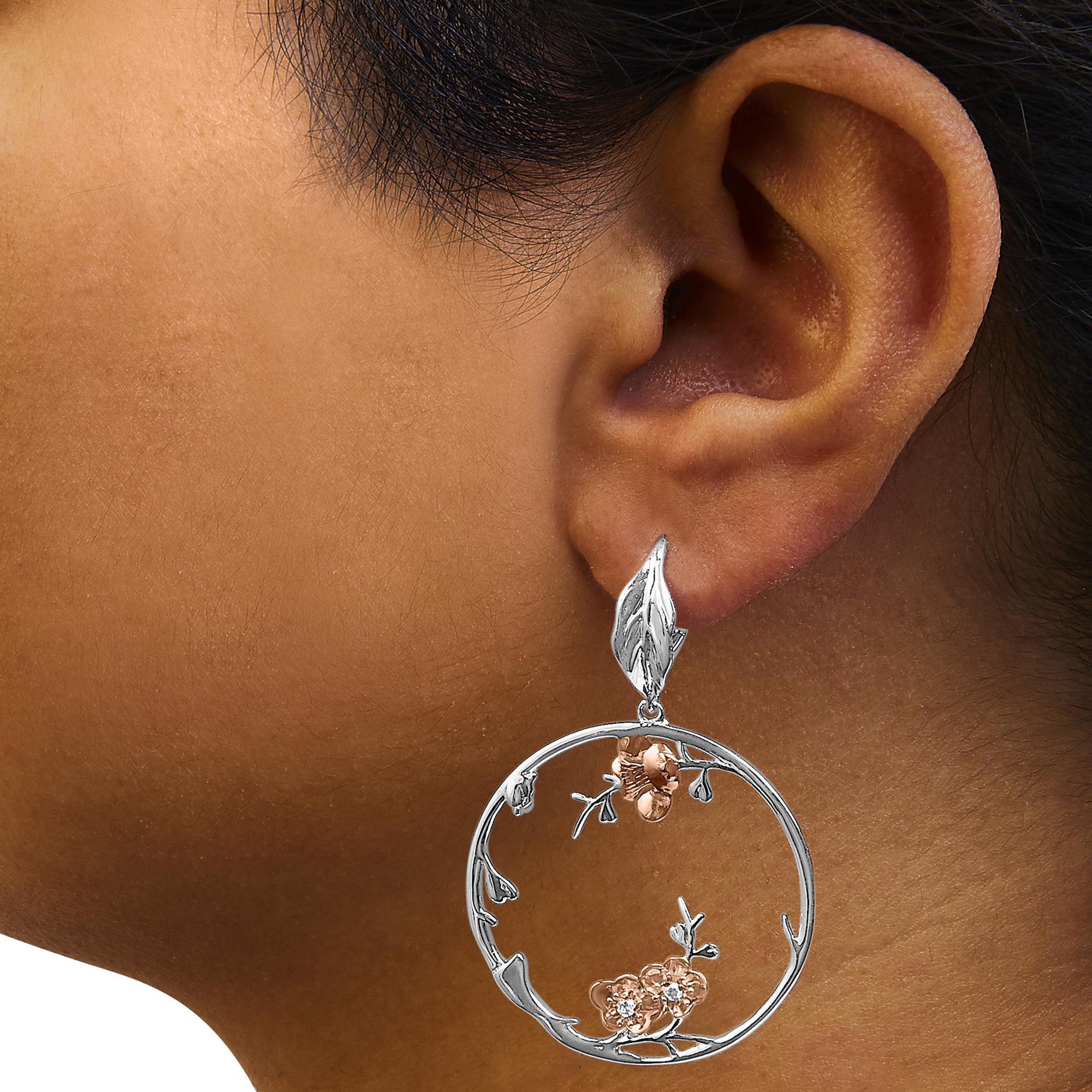 Taglio rotondo Orecchini a cerchio floreali in argento 925 placcati in oro rosa con diamanti da 1/10 cttw in vendita