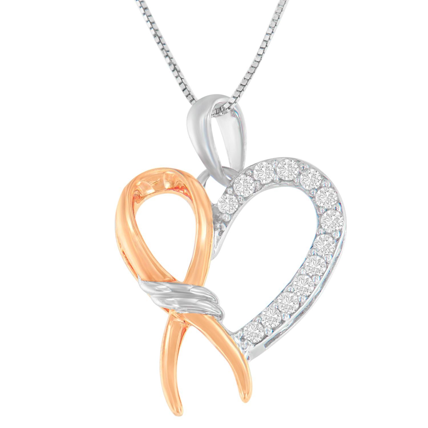 Ricorda gli anni trascorsi insieme regalandole questo delizioso ciondolo. Realizzato a forma di cuore, il capolavoro presenta un accento a nastro, placcato in oro rosa. Inoltre, la metà del cuore è realizzata in argento sterling ed è finemente