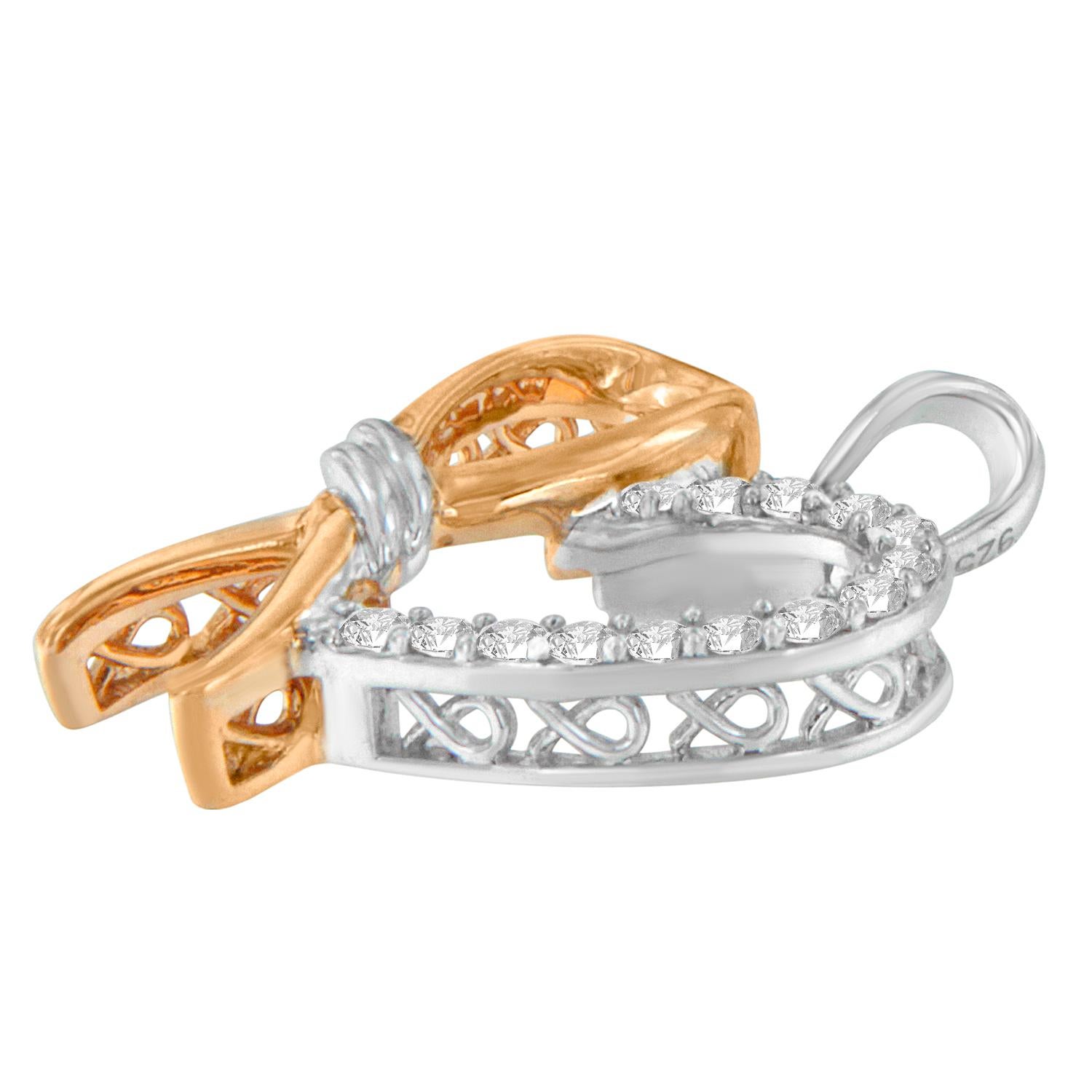 Moderno Collana con ciondolo a forma di cuore e nastro di diamanti da 1/5 carati placcati in oro rosa. in vendita