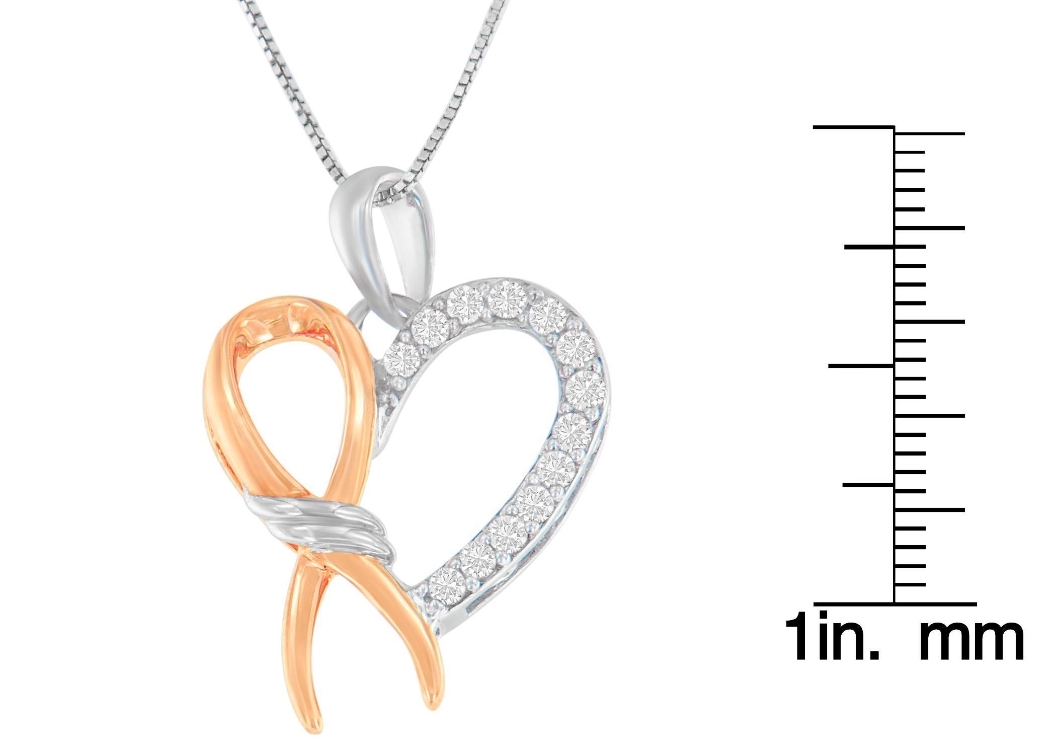 Taglio rotondo Collana con ciondolo a forma di cuore e nastro di diamanti da 1/5 carati placcati in oro rosa. in vendita