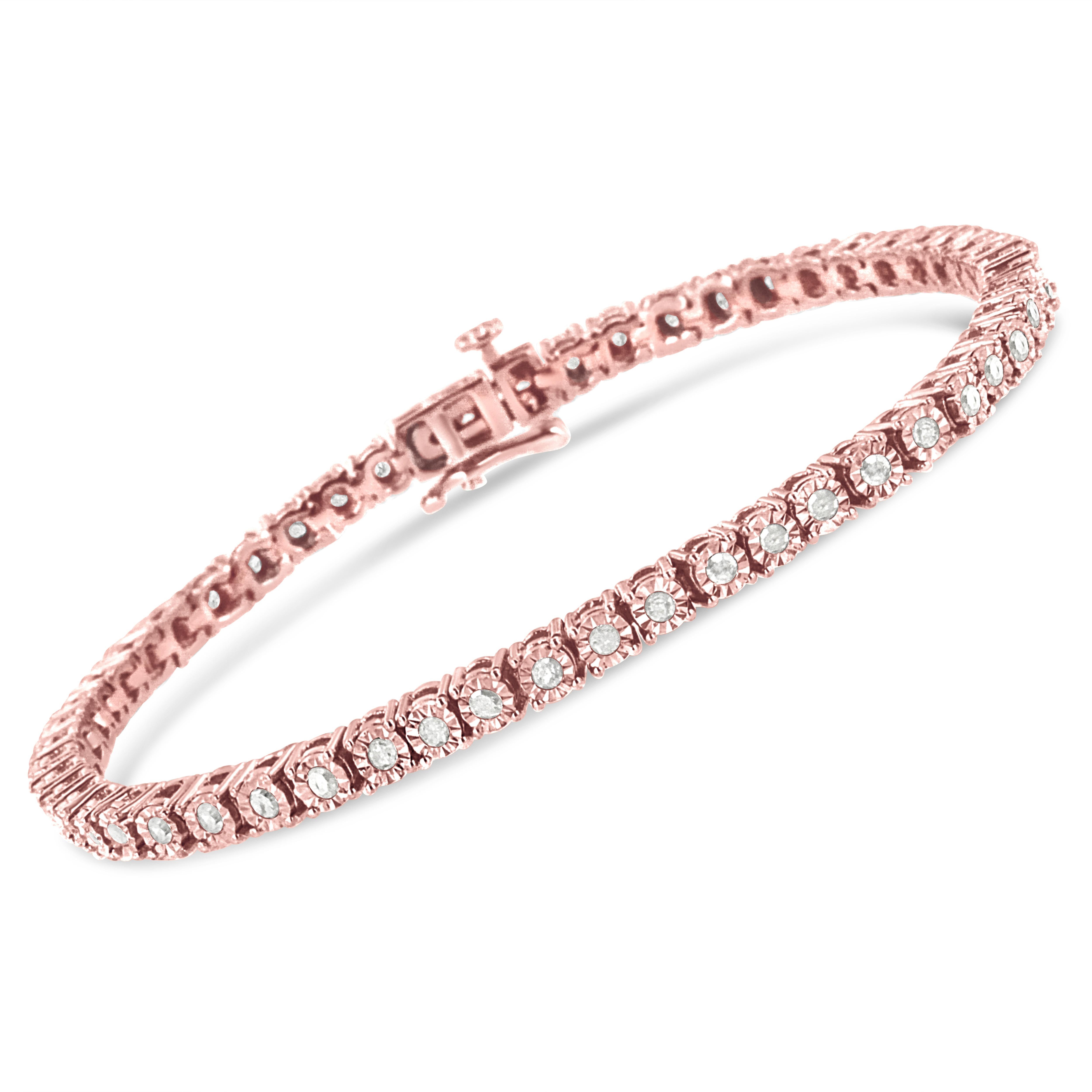 Ce bracelet tennis féminin et luxueux est composé des plus beaux diamants taillés en rose et à facettes multiples, qui rappellent le style Art déco des bijoux de l'époque. Montés sur des maillons en argent sterling véritable et massif (925) pour un