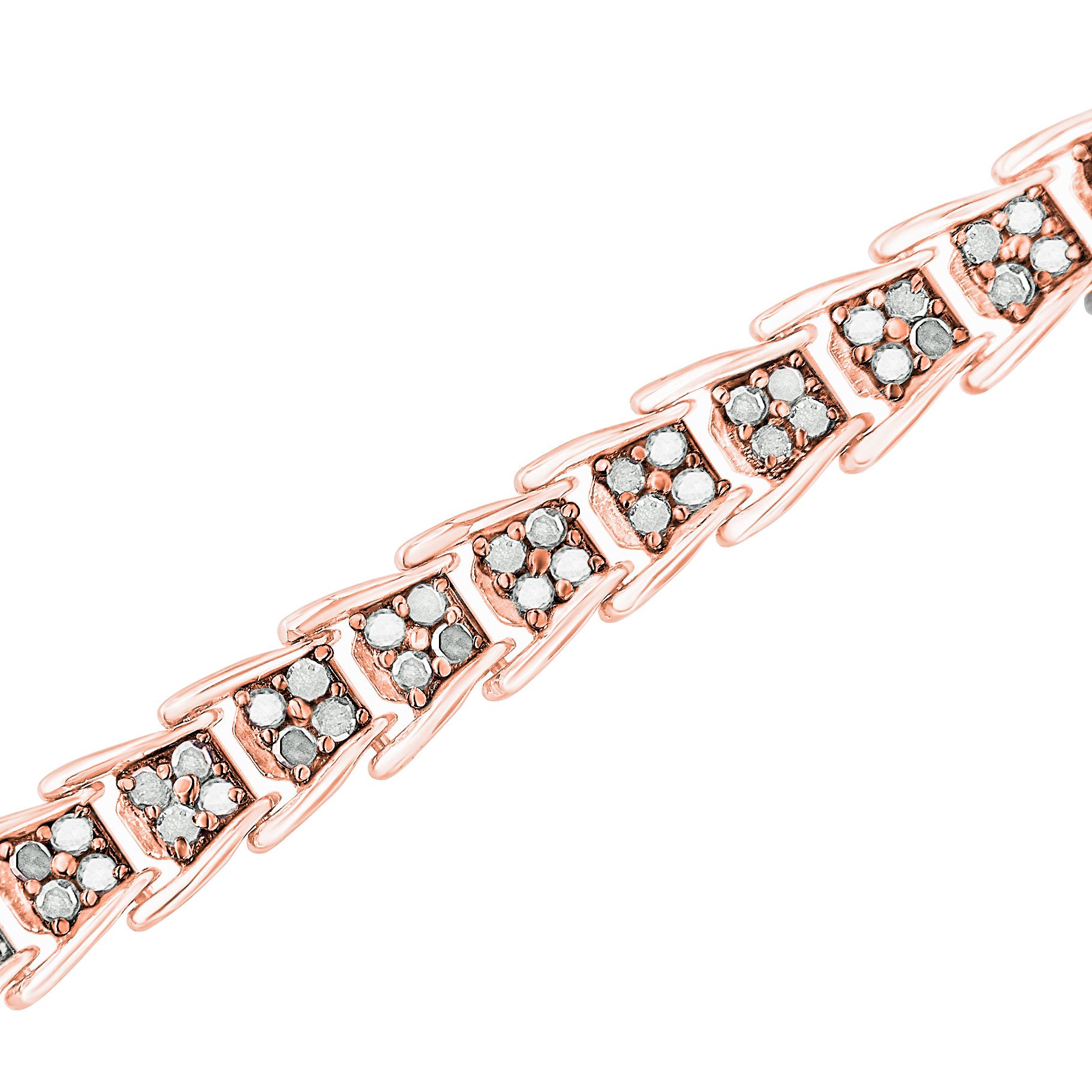 Ce qui rend ce bracelet en argent sterling plaqué rose si unique, c'est la façon dont chaque maillon détaillé se déploie pour un effet spectaculaire. Et les 156 diamants taille rose accrocheurs contenus à l'intérieur ajoutent encore plus de charme