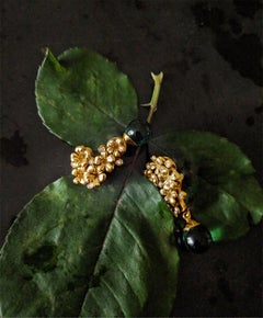 Boucles d'oreilles fleur de prune en or rose avec diamants de l'artiste