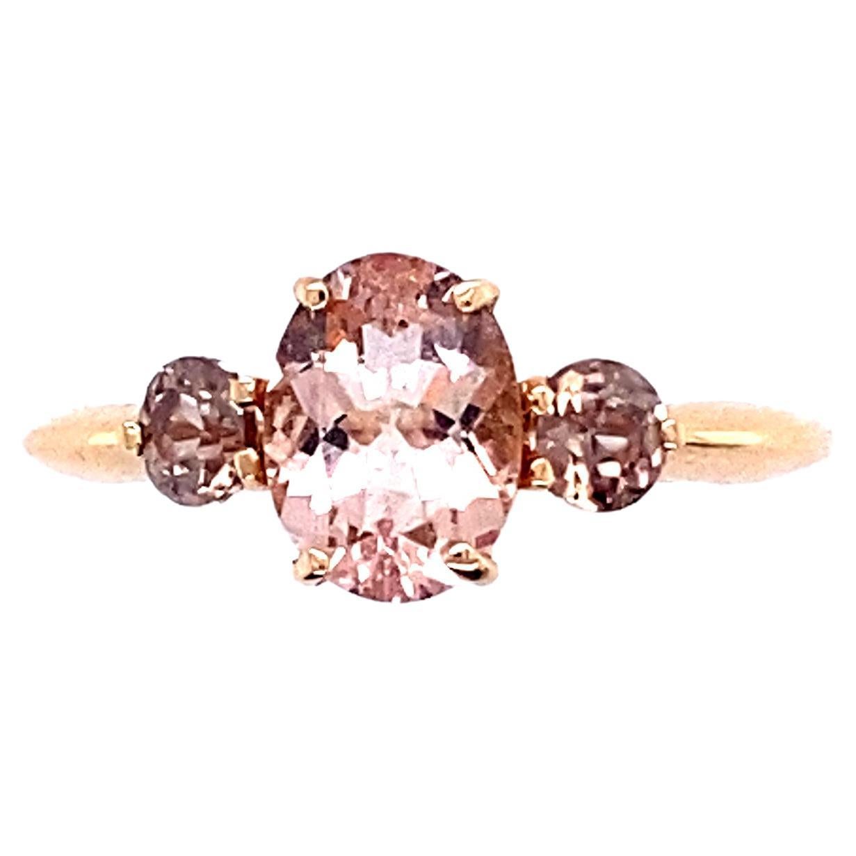 Bague en or rose surmontée d'une morganite et entourée de deux tourmalines