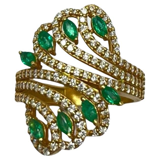 Anello in oro rosa con smeraldi e diamanti