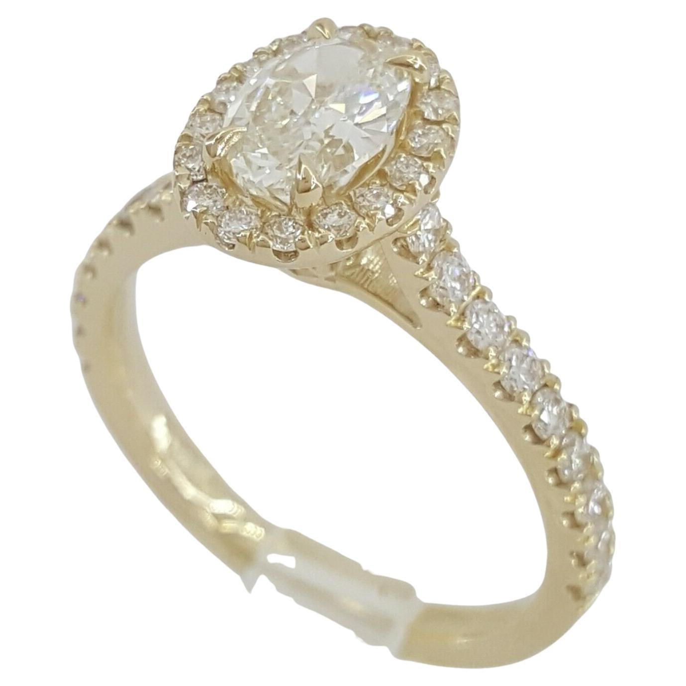 Moderne Bague de fiançailles en or rose avec halo de diamants ronds taille brillant en vente