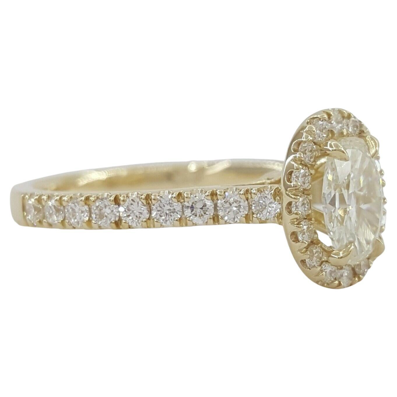Taille poire Bague de fiançailles en or rose avec halo de diamants ronds taille brillant en vente