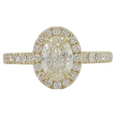 Anillo de compromiso de oro rosa con halo de diamantes talla brillante redondo