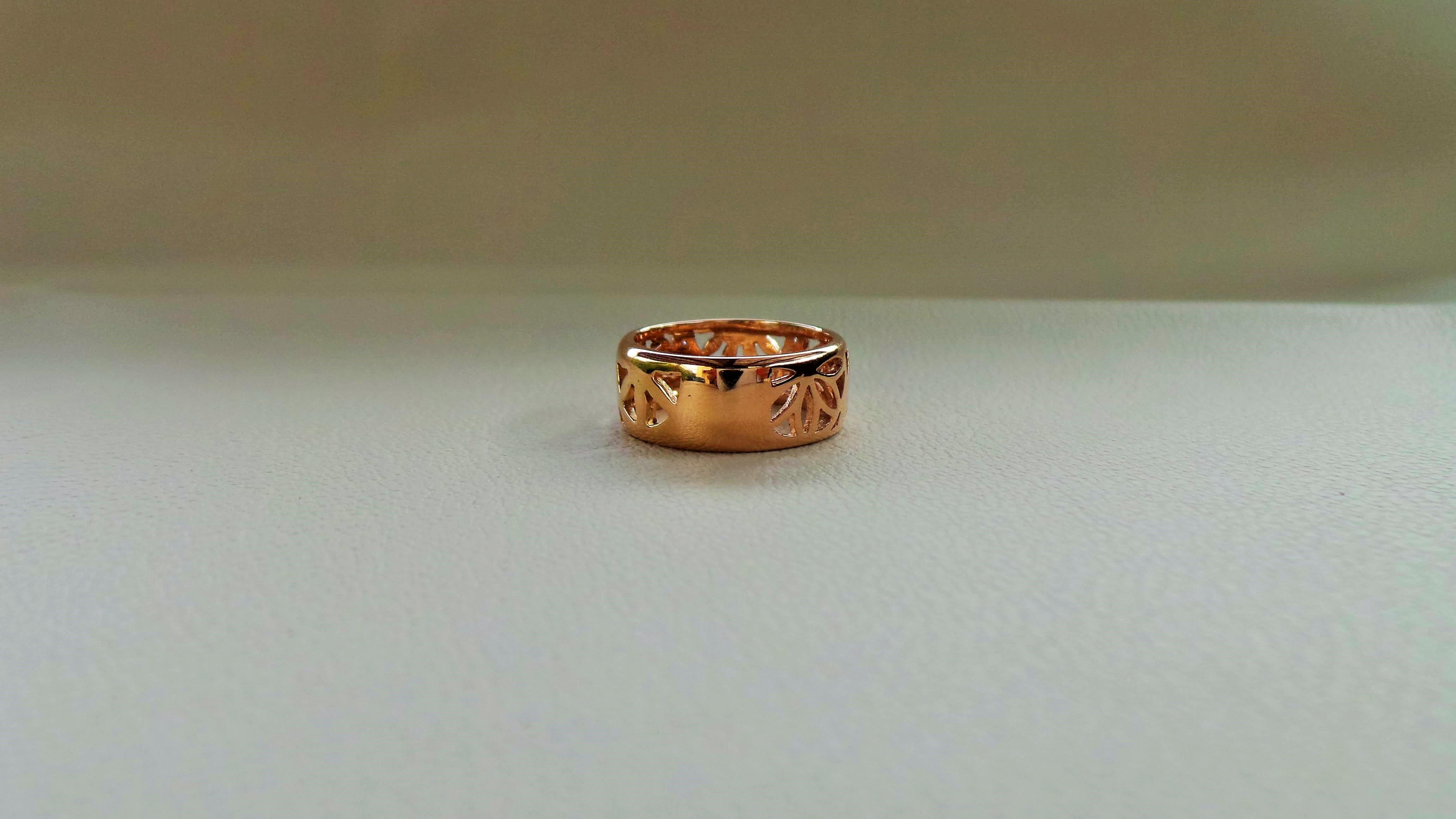 Rose Gold Round Diamonds 0.10K Band Flowers Designs Cocktail Ring In New Condition For Sale In Firenze, FI