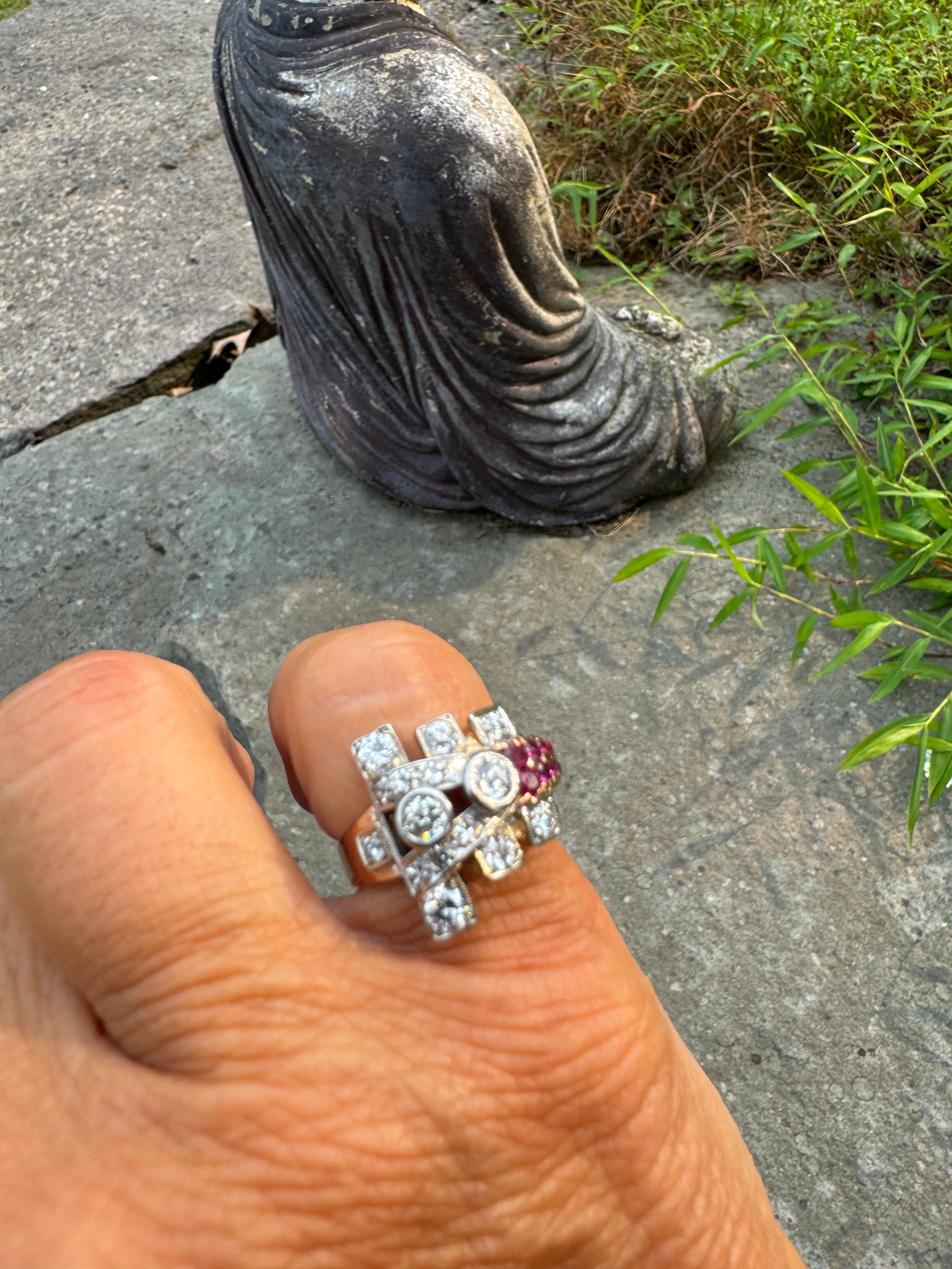 Anillo de cóctel de oro rosa con rubíes y diamantes años 40 14 quilates en venta 5