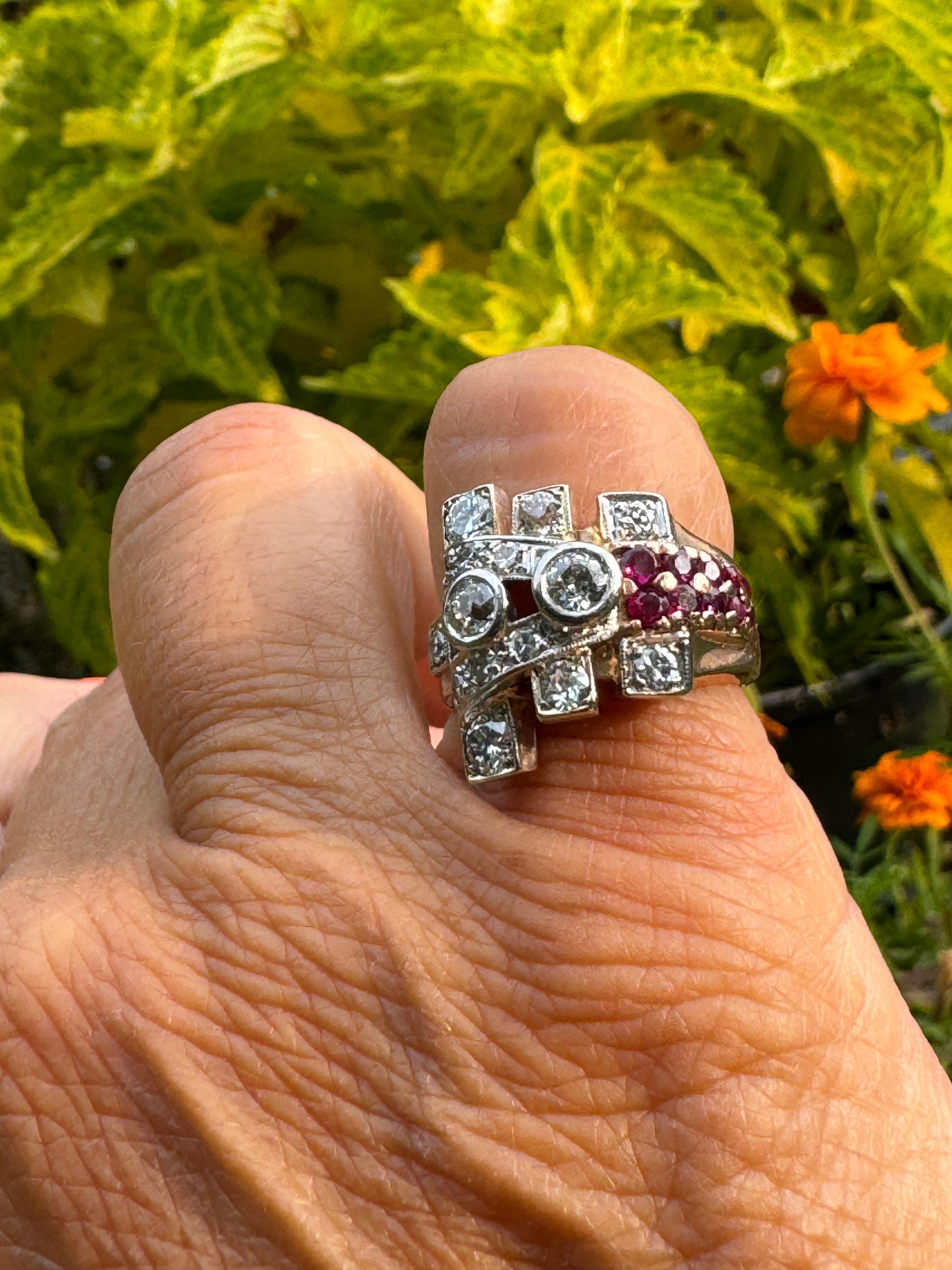 Anillo de cóctel de oro rosa con rubíes y diamantes años 40 14 quilates en venta 6