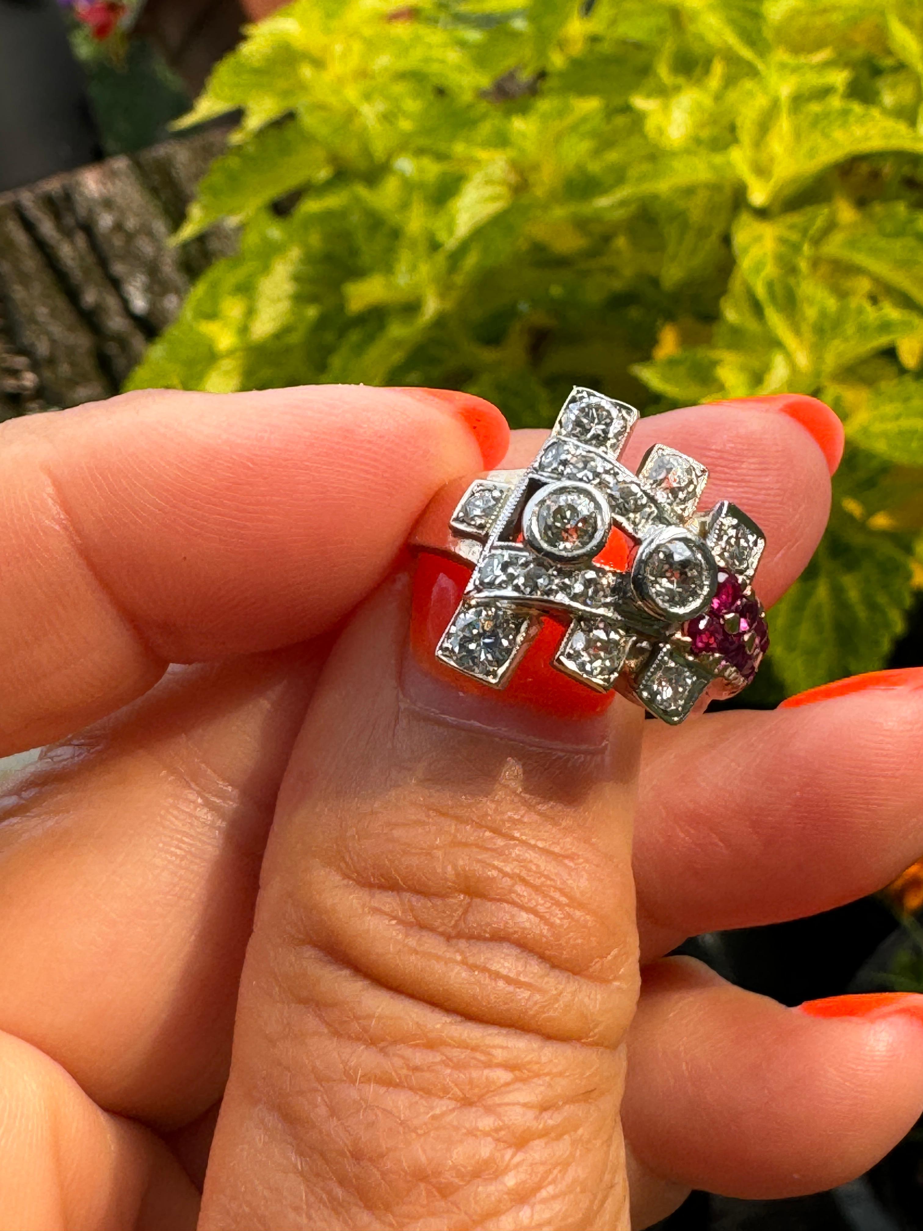 Anillo de cóctel de oro rosa con rubíes y diamantes años 40 14 quilates en venta 7