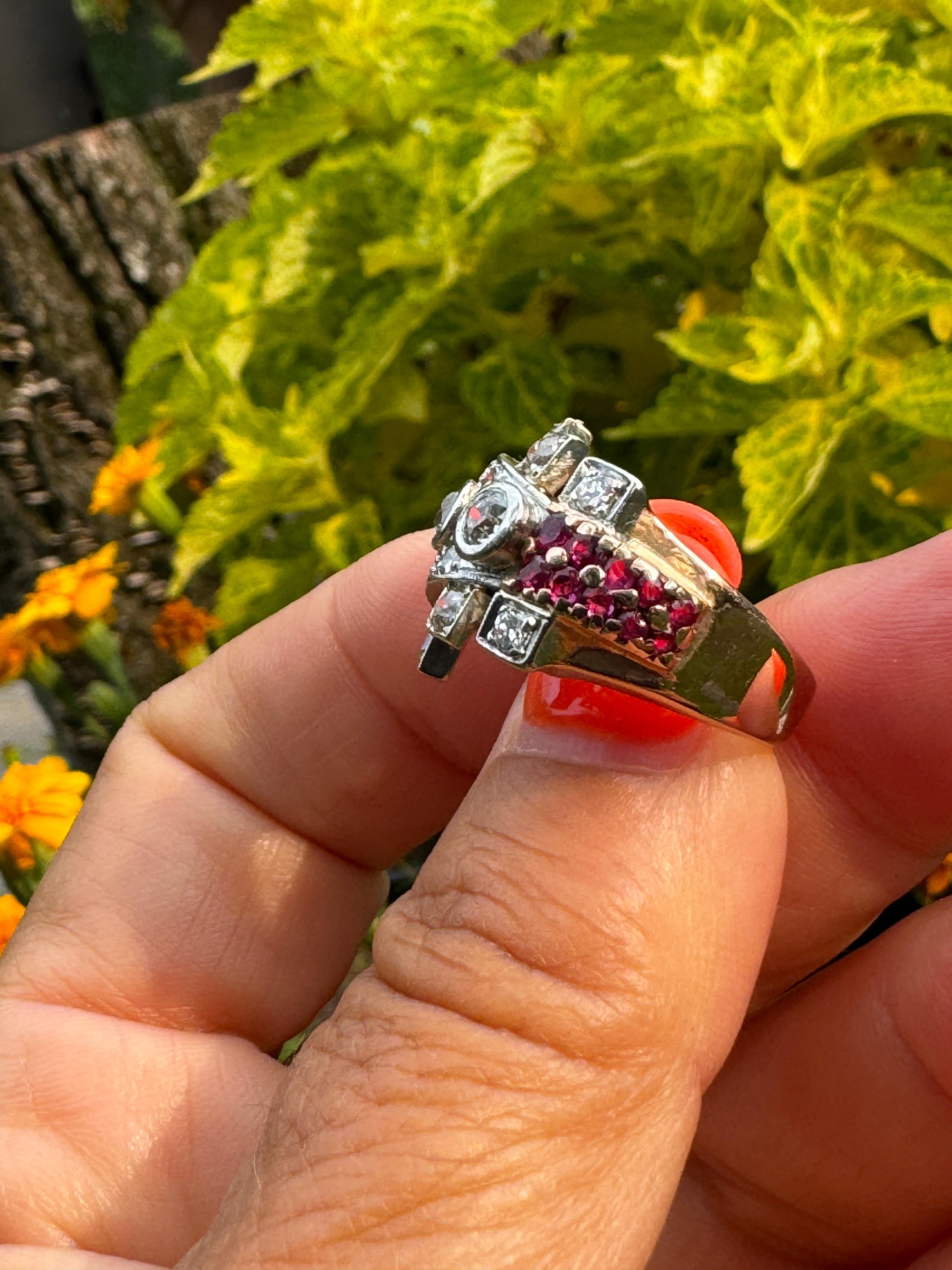 Anillo de cóctel de oro rosa con rubíes y diamantes años 40 14 quilates en venta 8