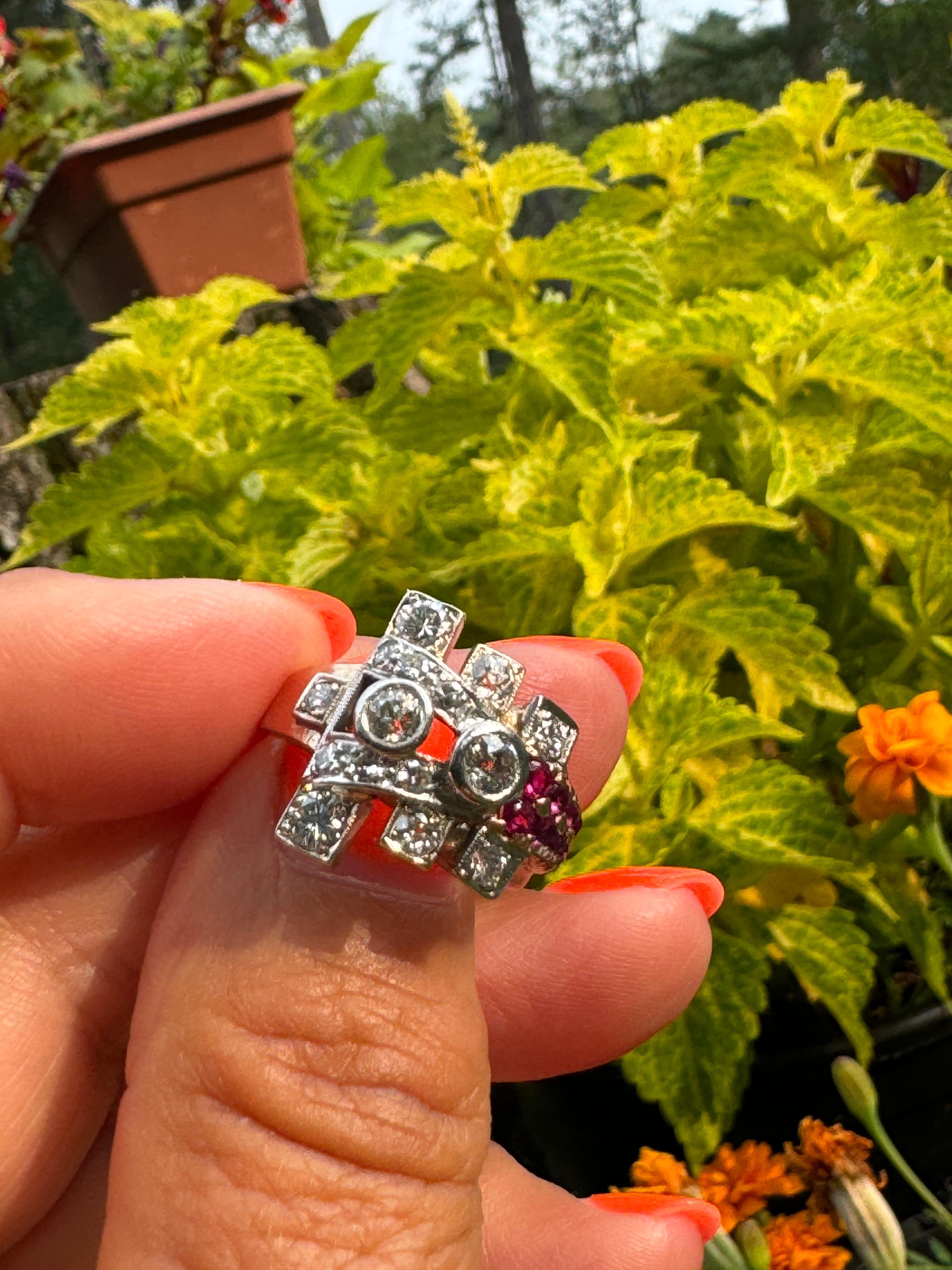 Anillo de cóctel de oro rosa con rubíes y diamantes años 40 14 quilates en venta 9