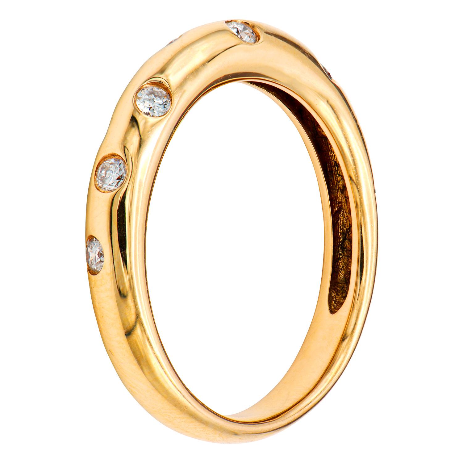 Der schöne, komfortable Ring ist aus 3,4 Gramm 18 Karat Roségold gefertigt. Über den Ring sind 10 runde Diamanten der Farbe G VS2 mit insgesamt 0,3 Karat verstreut. Dieser Ring hat die Größe 6,5.