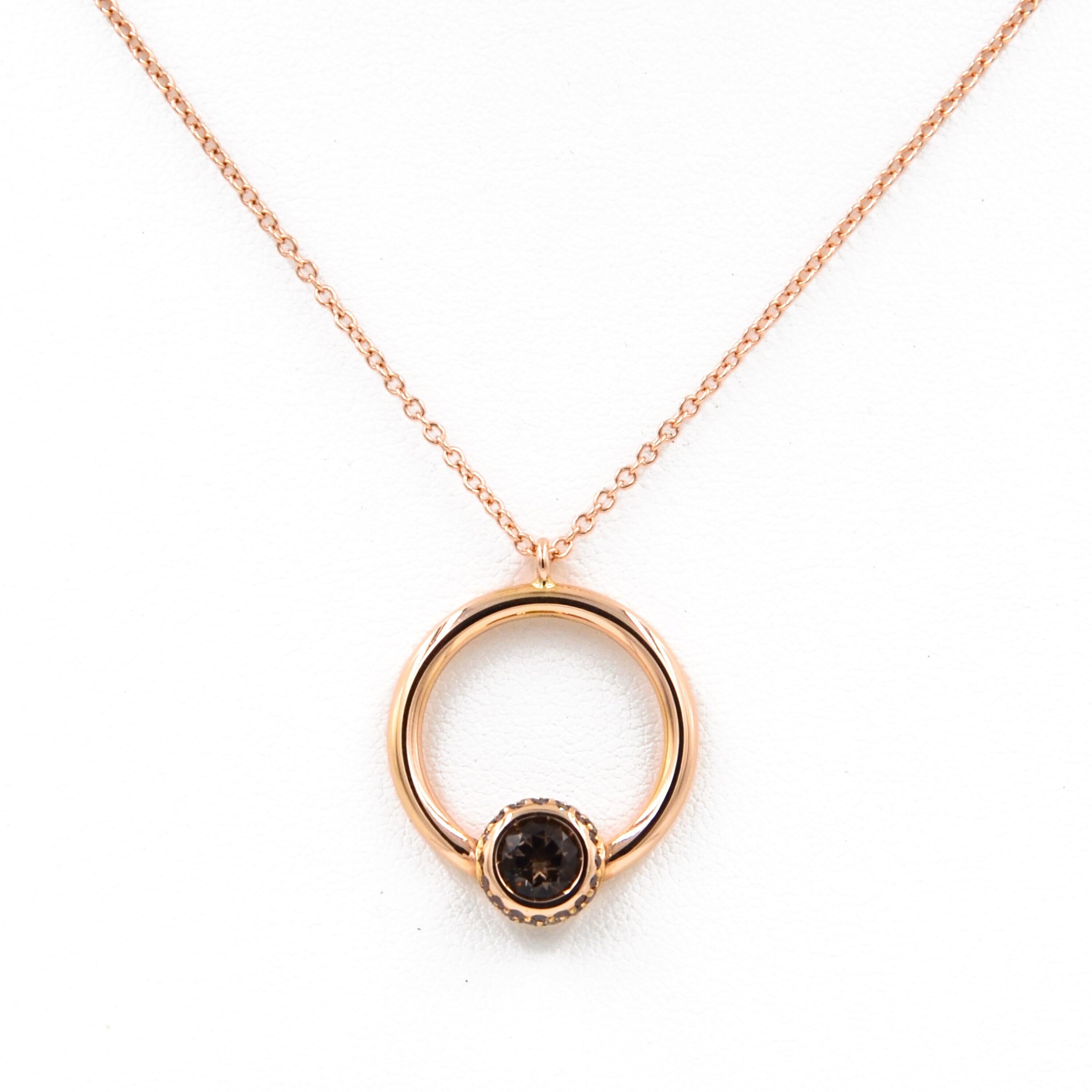 Ciondolo GARAVELLI in oro rosa con quarzo fumé e diamanti marroni Pave' con catena 
Lunghezza della catena cm 50 con un occhiello a cm 45 
Diametro del cerchio mm 20
ORO ROSA 18kt gr : 6,05
DIAMANTI MARRONI ct : 0,43
QUARZO FUMATO diametro della