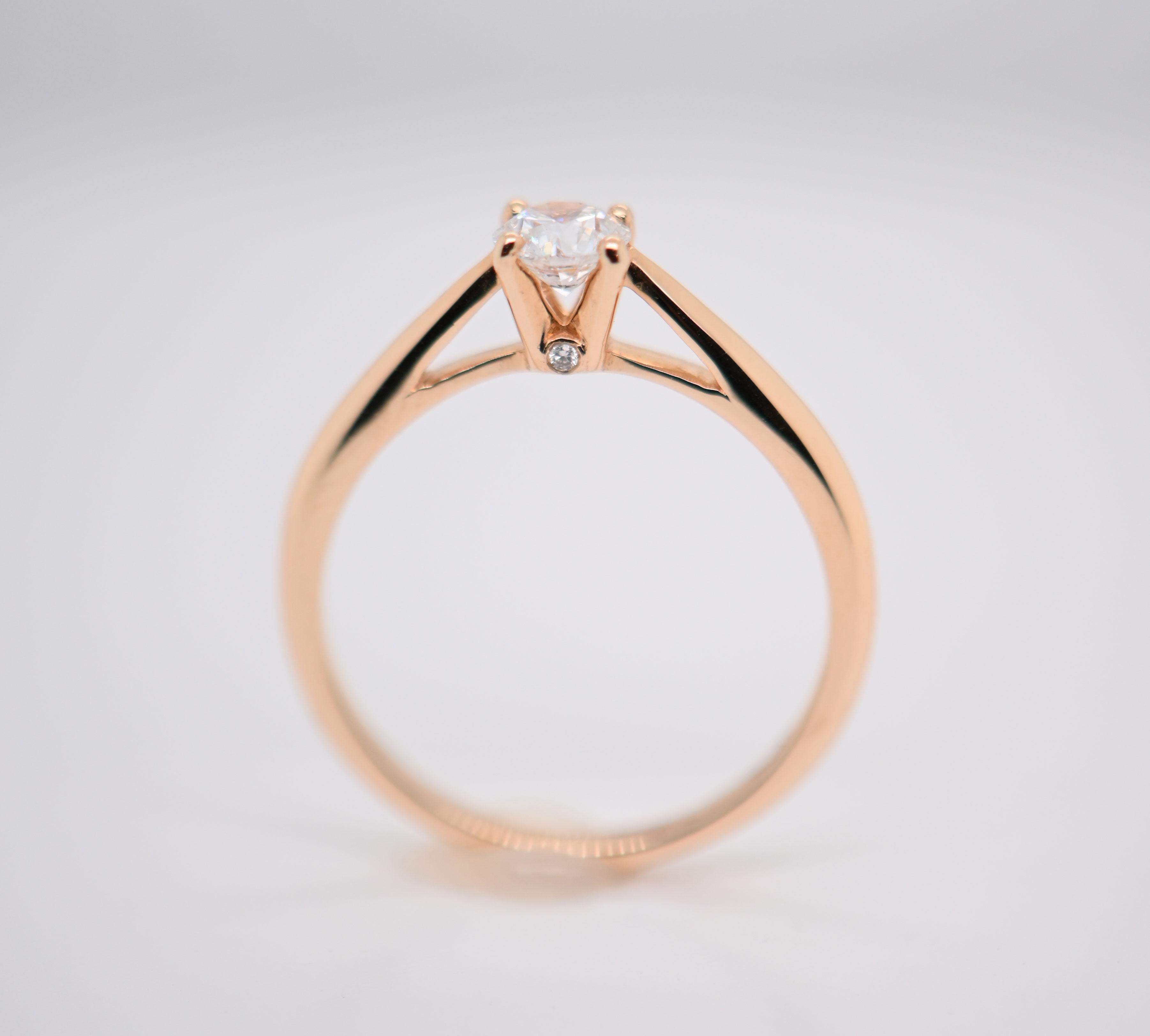Immerse yourself in the world of luxury with this rose gold solitaire ring.

Main details:

Material: Crafted in 18-carat rose gold, this ring embodies the delicacy and warmth of the precious metal...

Three sparkling diamonds: Three diamonds of