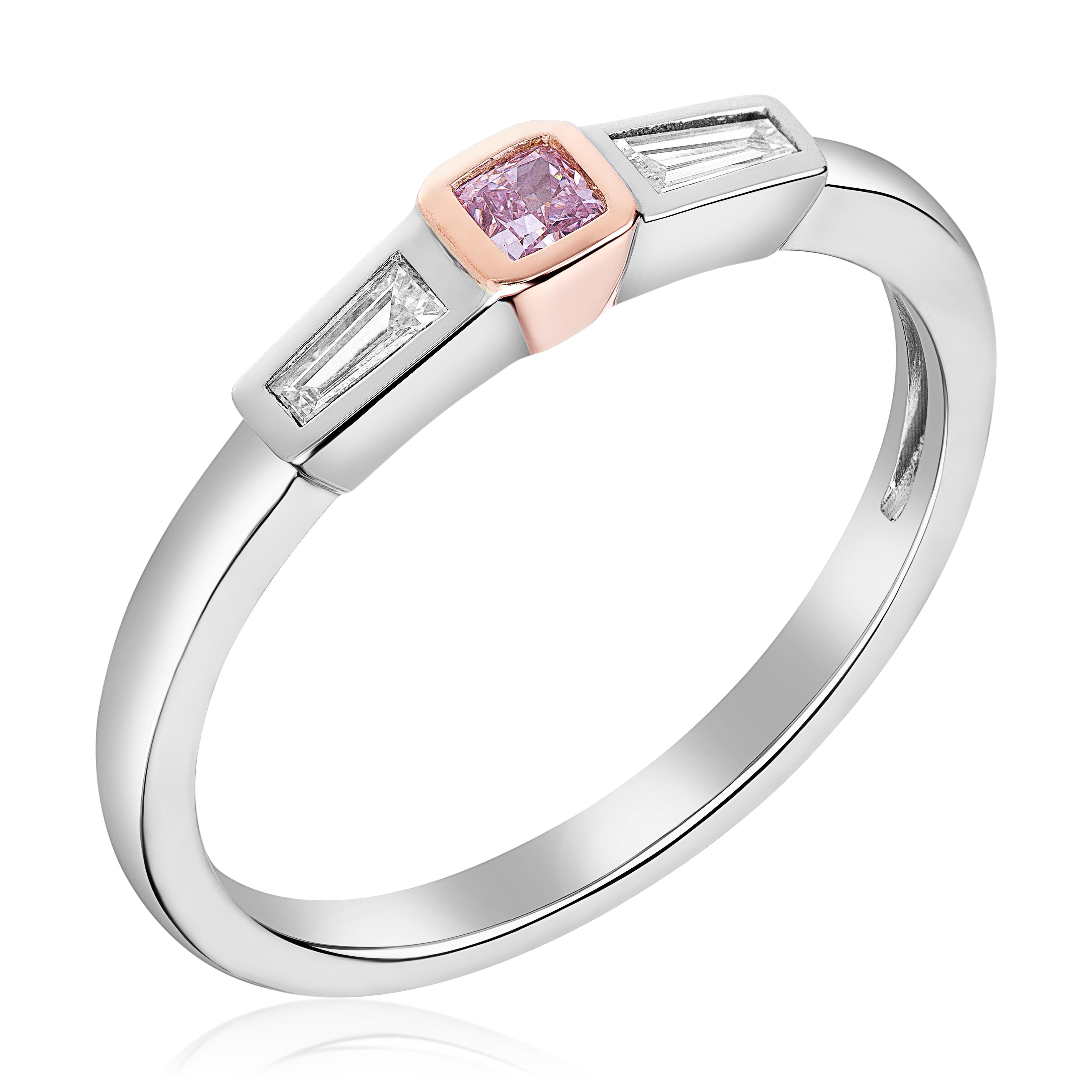 Ein fesselndes, stapelbares Band, das Ihren Stil durch sein einzigartiges Design aufwertet. Dieser exquisite Ring ist mit einem 0,08 Karat schweren, rosafarbenen Diamanten im Kissenschliff besetzt, der in einem weichen und romantischen Farbton